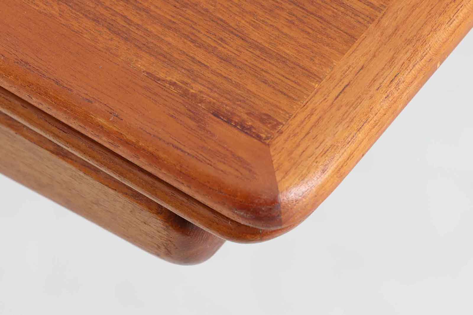 「ヨハネス・アンダーセン」によってデザインされたダイニングテーブルです。良質なチーク材が使用されており、職人によって丁寧に削りだされた滑らかなデザインで非常に高級感が御座います。現地でも人気のある作品です。