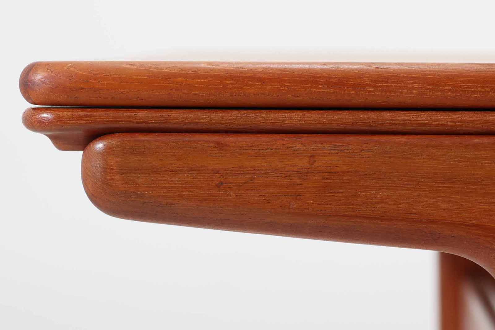 「ヨハネス・アンダーセン」によってデザインされたダイニングテーブルです。良質なチーク材が使用されており、職人によって丁寧に削りだされた滑らかなデザインで非常に高級感が御座います。現地でも人気のある作品です。