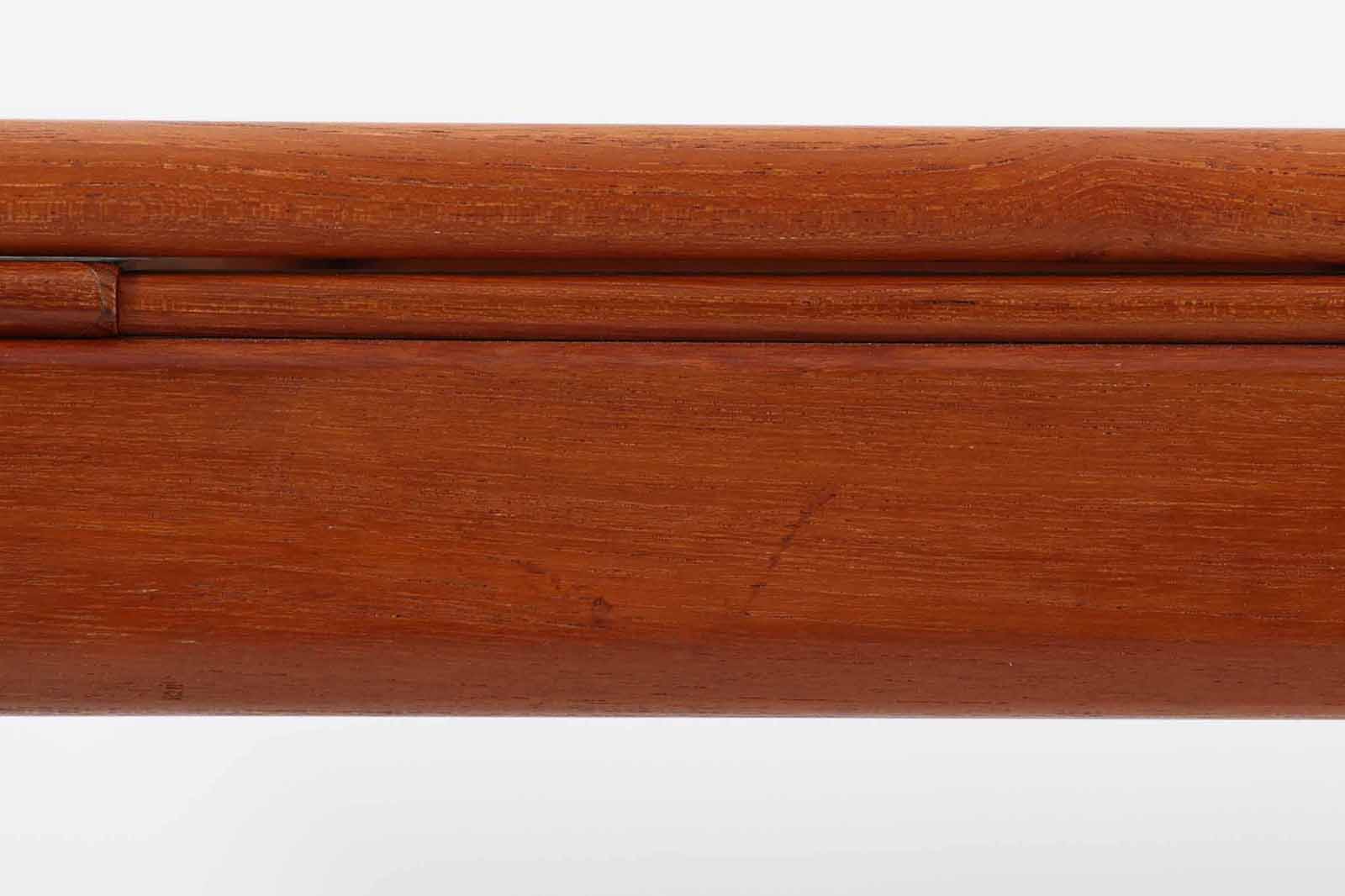 「ヨハネス・アンダーセン」によってデザインされたダイニングテーブルです。良質なチーク材が使用されており、職人によって丁寧に削りだされた滑らかなデザインで非常に高級感が御座います。現地でも人気のある作品です。