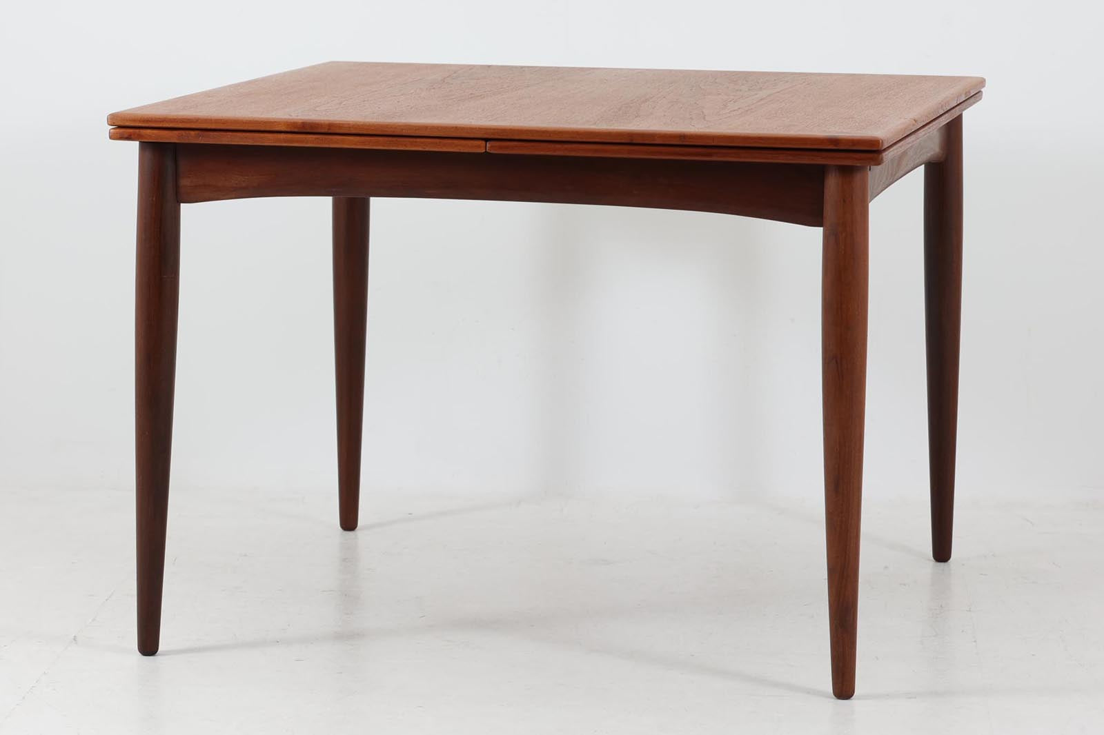 北欧より買い付けた正方形の拡張式ダイニングテーブルです。拡張板が一般的な物よりもサイズが大きいため、拡張時には2m近くのダイニングテーブルになります。チーク材の木肌が綺麗で、ダイニングを明るく演出してくれそうです。片方だけ拡張板を広げて使用可能です。