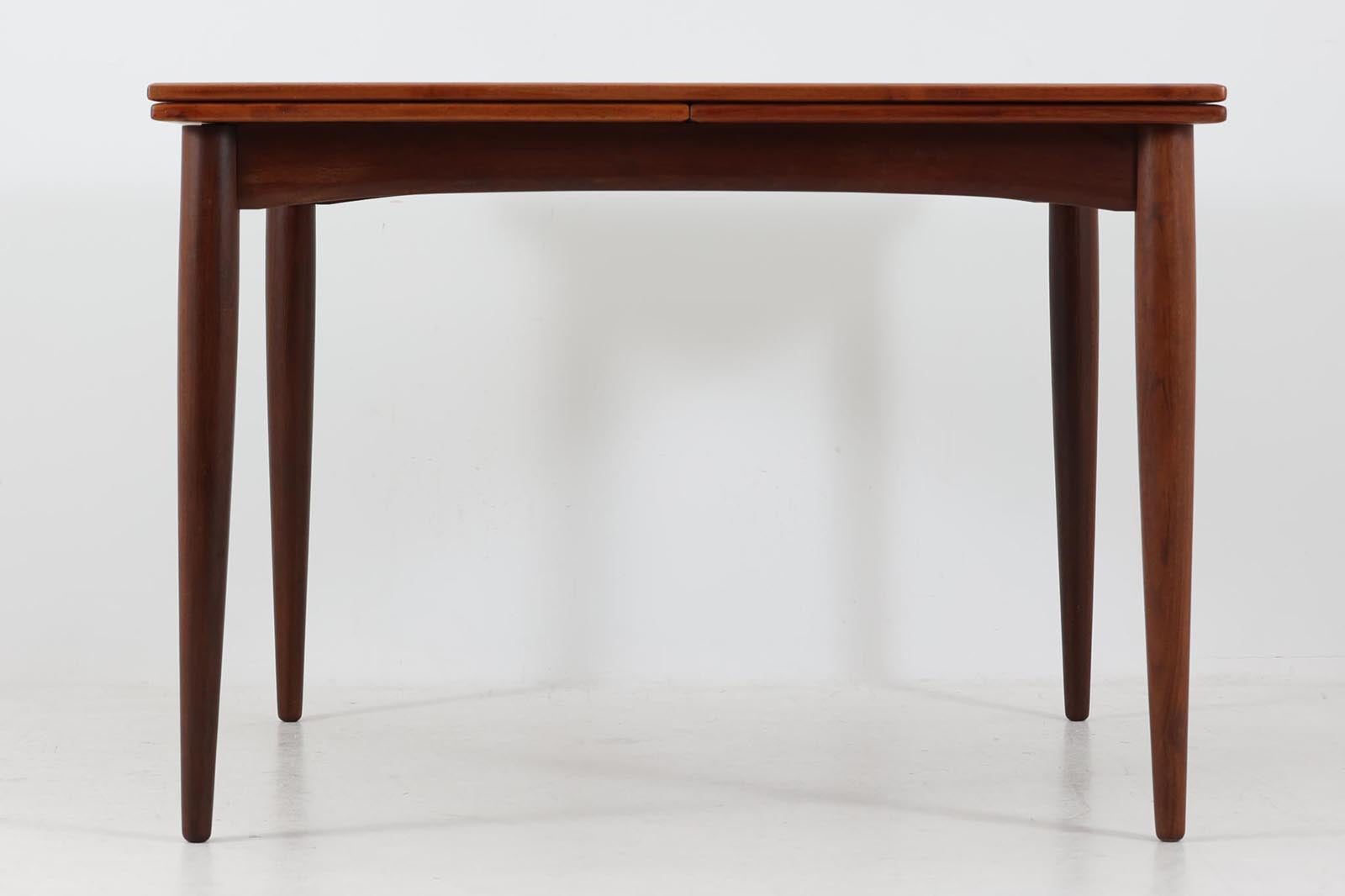 北欧より買い付けた正方形の拡張式ダイニングテーブルです。拡張板が一般的な物よりもサイズが大きいため、拡張時には2m近くのダイニングテーブルになります。チーク材の木肌が綺麗で、ダイニングを明るく演出してくれそうです。片方だけ拡張板を広げて使用可能です。