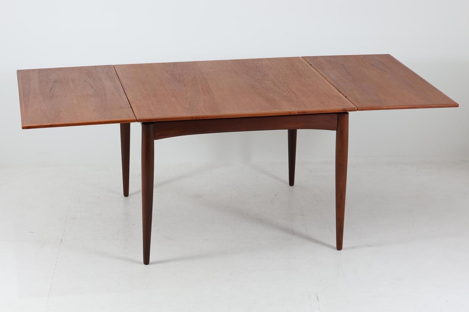 北欧より買い付けた正方形の拡張式ダイニングテーブルです。拡張板が一般的な物よりもサイズが大きいため、拡張時には2m近くのダイニングテーブルになります。チーク材の木肌が綺麗で、ダイニングを明るく演出してくれそうです。片方だけ拡張板を広げて使用可能です。