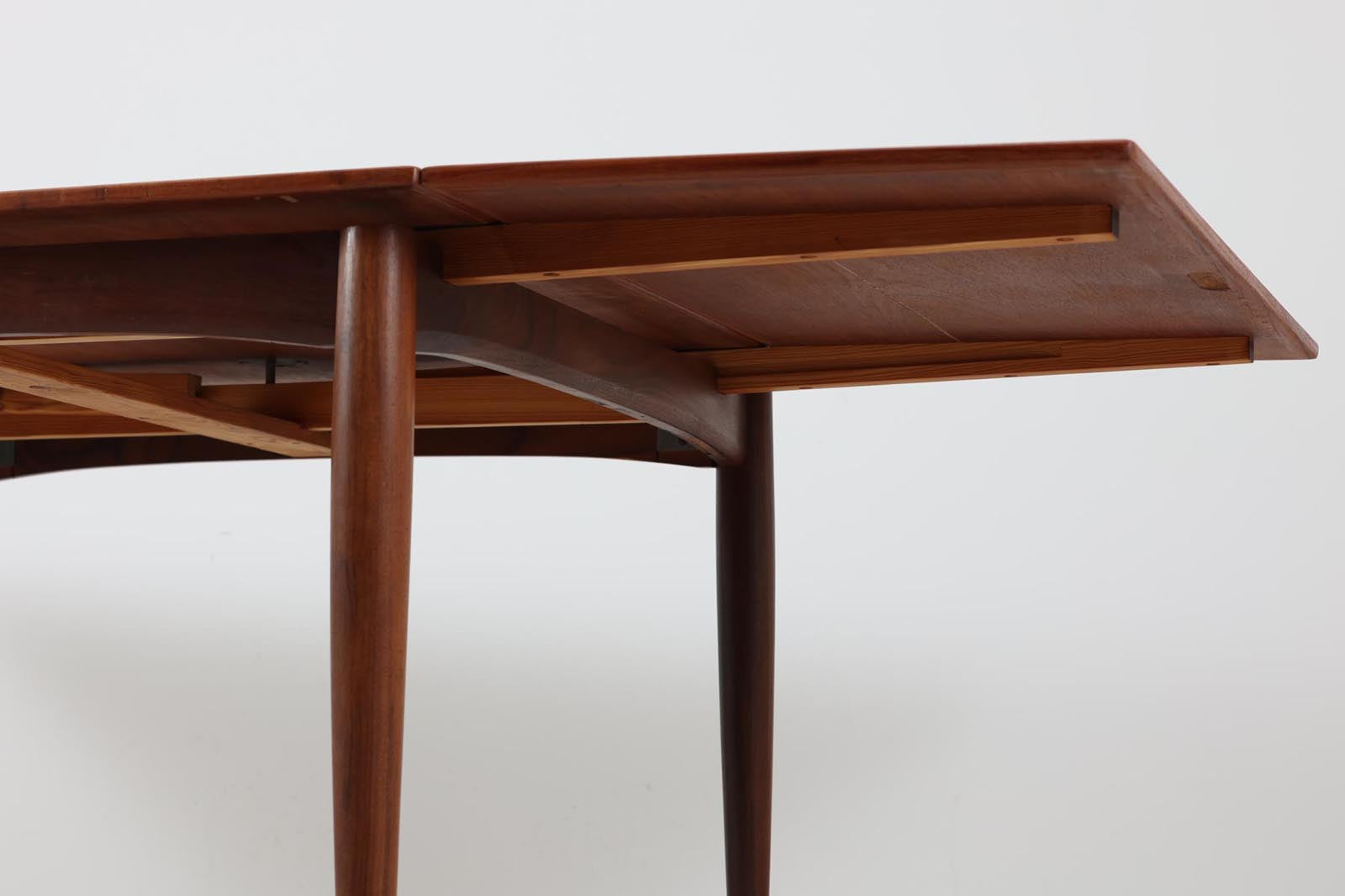 北欧より買い付けた正方形の拡張式ダイニングテーブルです。拡張板が一般的な物よりもサイズが大きいため、拡張時には2m近くのダイニングテーブルになります。チーク材の木肌が綺麗で、ダイニングを明るく演出してくれそうです。片方だけ拡張板を広げて使用可能です。