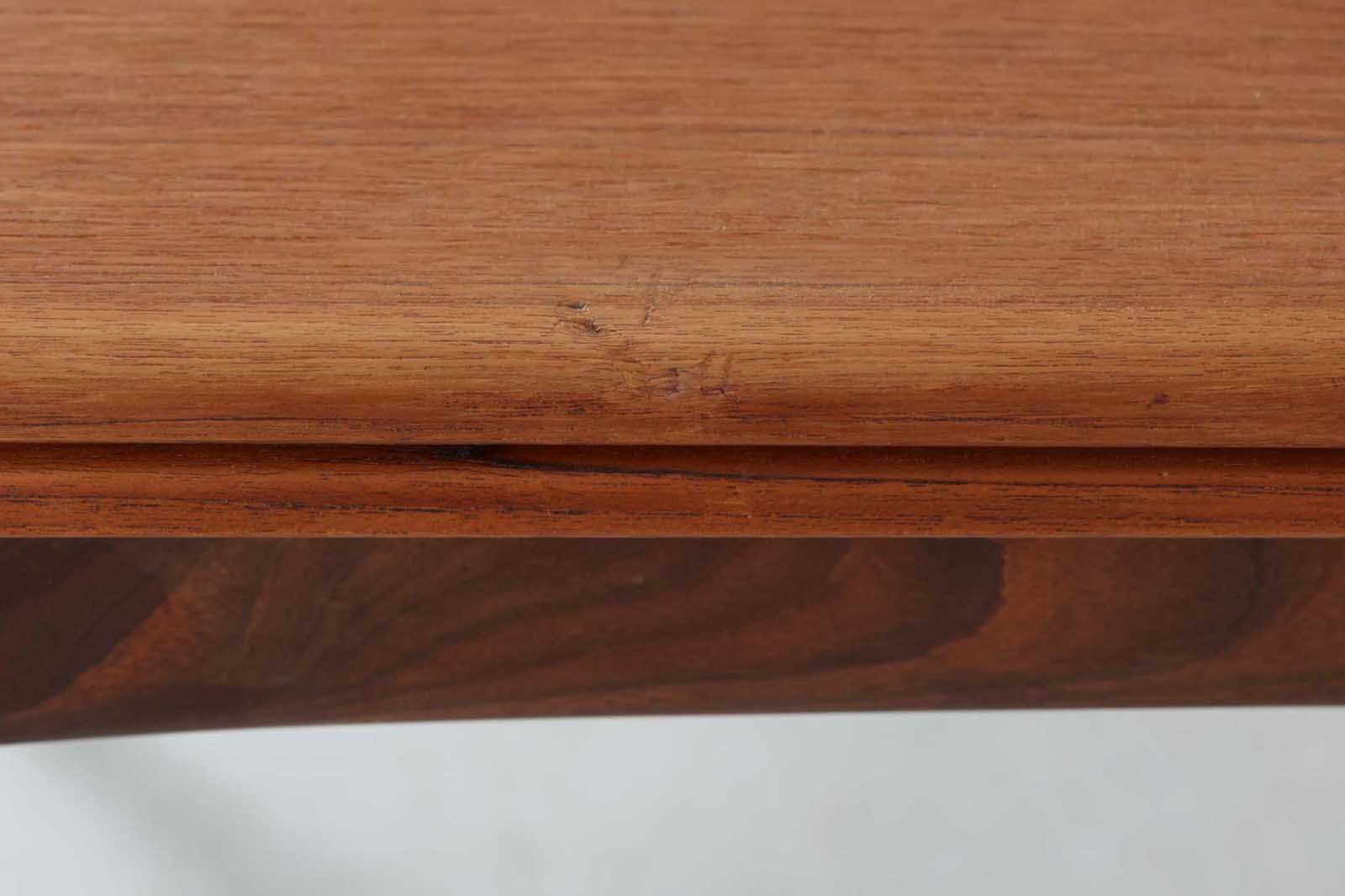 北欧より買い付けた正方形の拡張式ダイニングテーブルです。拡張板が一般的な物よりもサイズが大きいため、拡張時には2m近くのダイニングテーブルになります。チーク材の木肌が綺麗で、ダイニングを明るく演出してくれそうです。片方だけ拡張板を広げて使用可能です。