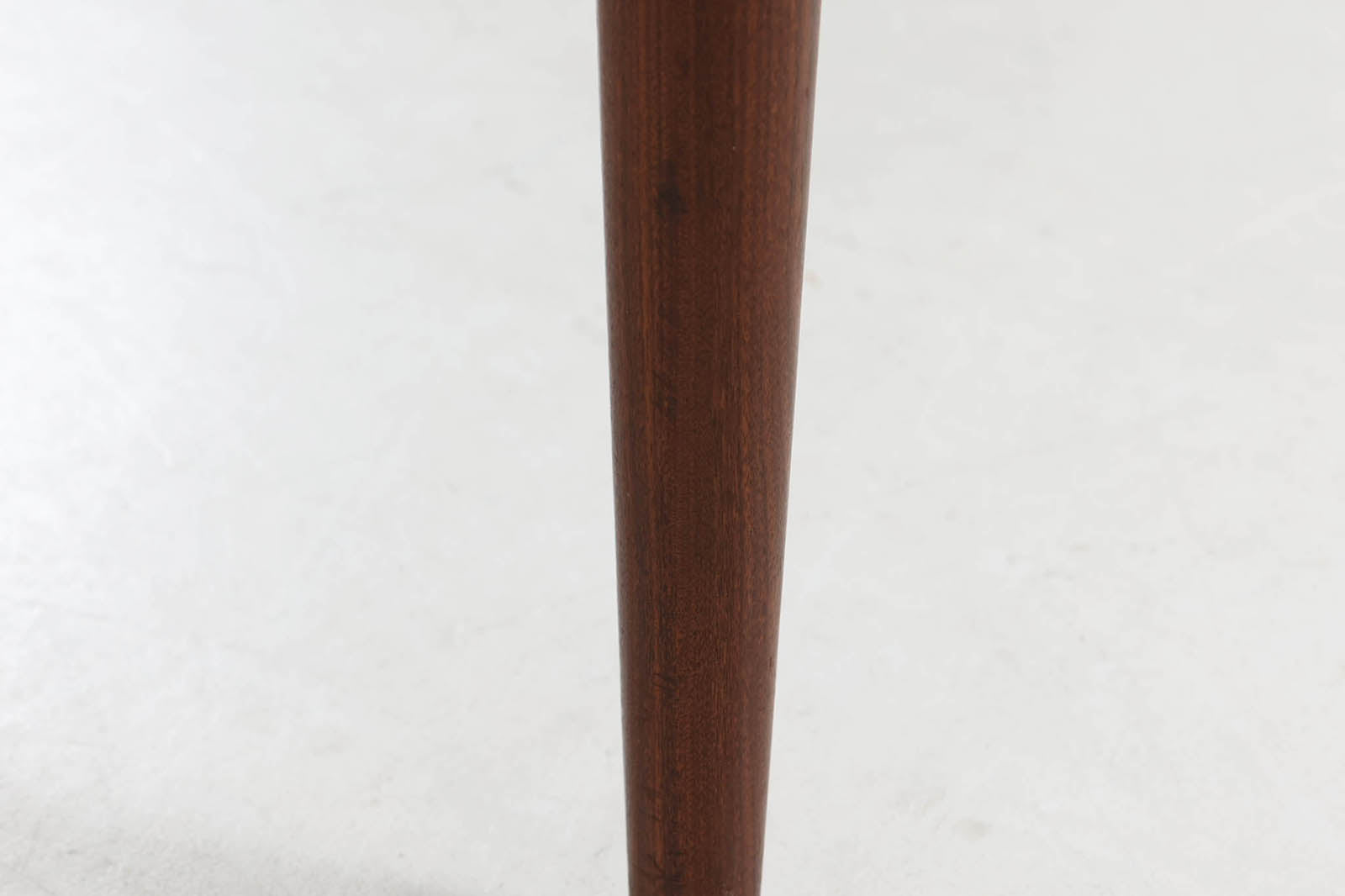 北欧より買い付けた正方形の拡張式ダイニングテーブルです。拡張板が一般的な物よりもサイズが大きいため、拡張時には2m近くのダイニングテーブルになります。チーク材の木肌が綺麗で、ダイニングを明るく演出してくれそうです。片方だけ拡張板を広げて使用可能です。