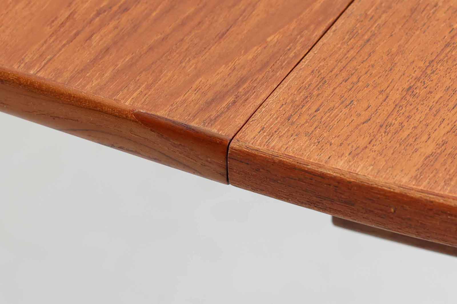 北欧より買い付けた、円形のダイニングテーブルです。急な来客時にも対応できるエクステンションタイプです。良質なチーク材が使用されていますのでお部屋に暖かみを与えてくれそうです。円形のため拡張板は別保管となります。