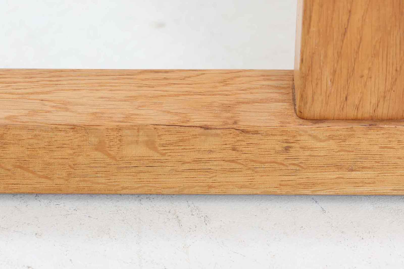 Borgemogensenデザインのシェーカースタイルのダイニングテーブルです。天板には良質なオーク突板材、脚にはオーク無垢材使用されておりシンプルなデザインながらも大変美しいテーブルに仕上がっています。