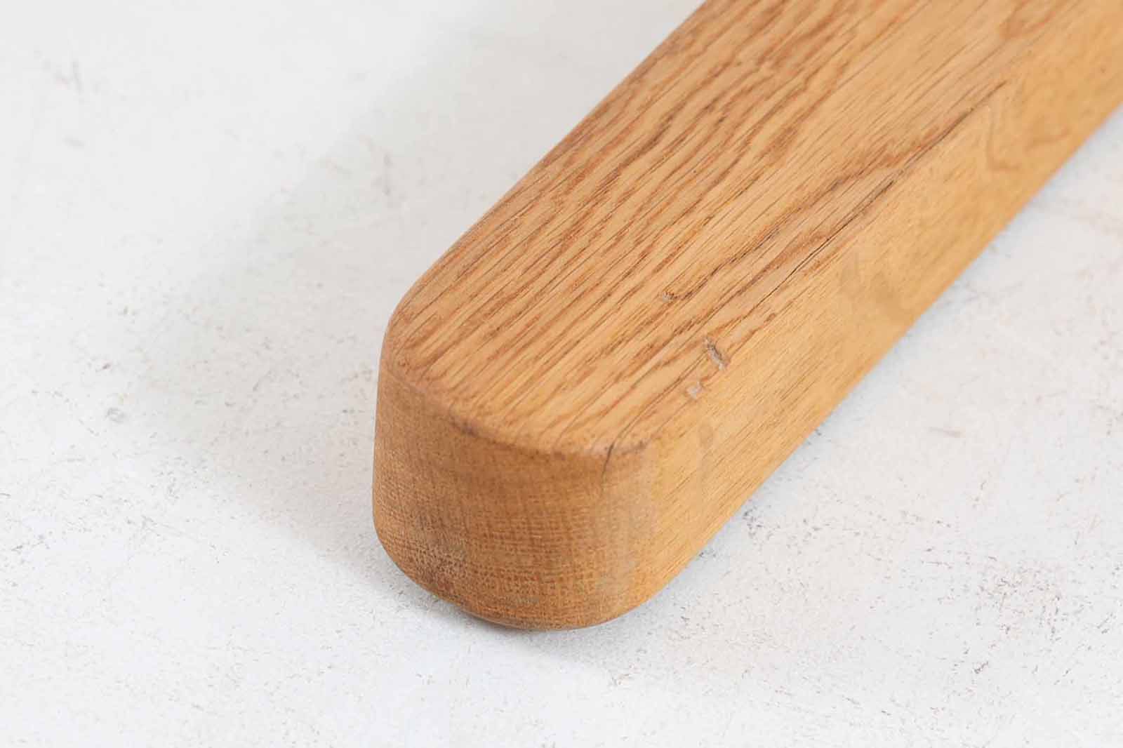 Borgemogensenデザインのシェーカースタイルのダイニングテーブルです。天板には良質なオーク突板材、脚にはオーク無垢材使用されておりシンプルなデザインながらも大変美しいテーブルに仕上がっています。