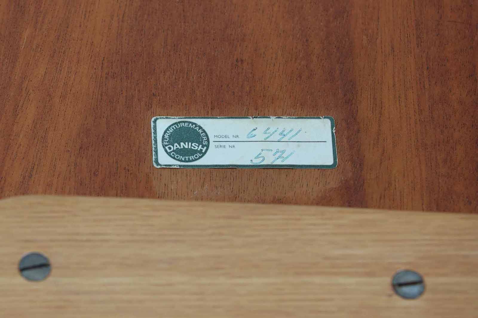 Borgemogensenデザインのシェーカースタイルのダイニングテーブルです。天板には良質なオーク突板材、脚にはオーク無垢材使用されておりシンプルなデザインながらも大変美しいテーブルに仕上がっています。