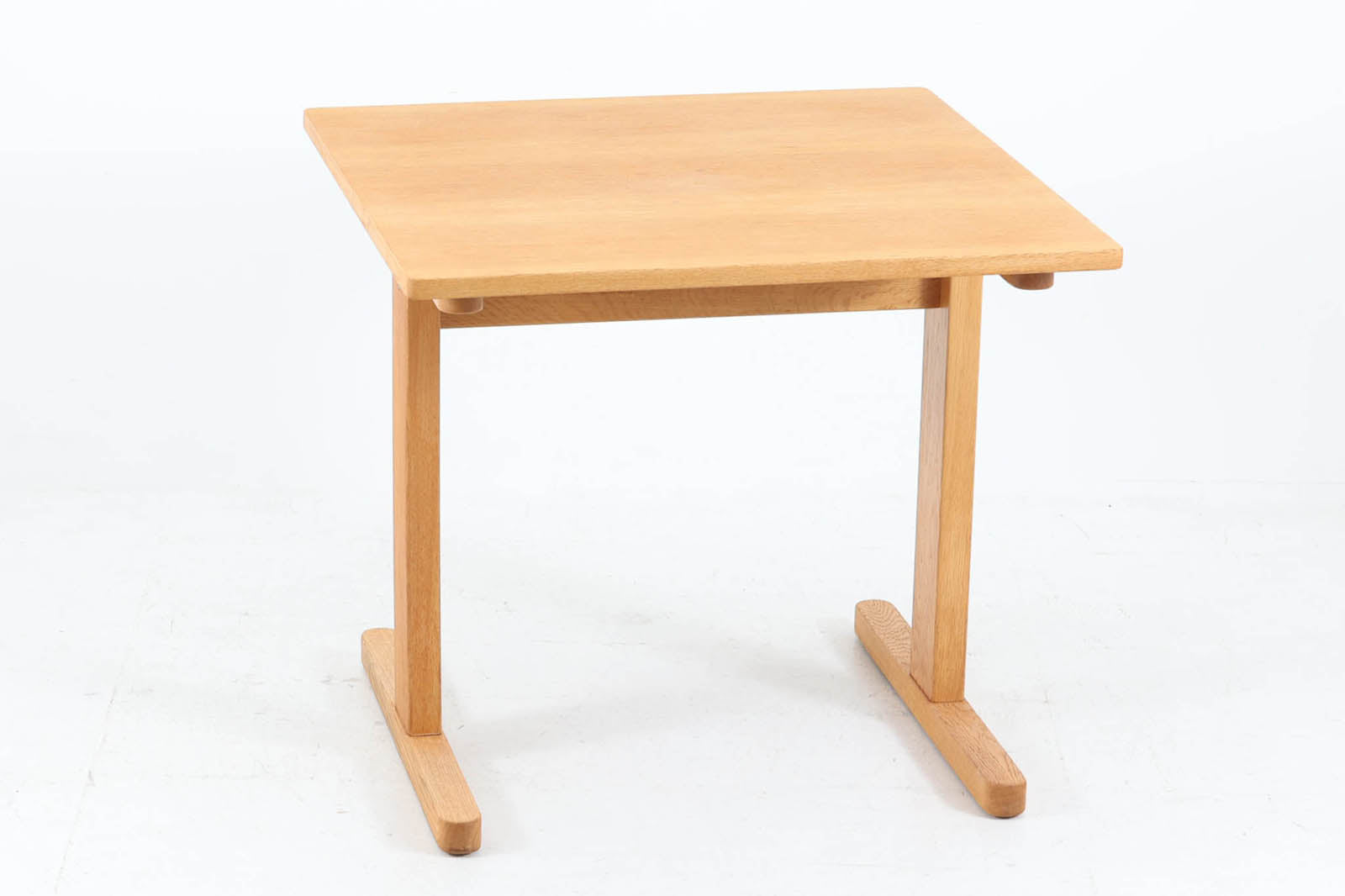 Borgemogensenデザインのシェーカースタイルのダイニングテーブルです。天板には良質なオーク突板材、脚にはオーク無垢材使用されておりシンプルなデザインながらも大変美しいテーブルに仕上がっています。