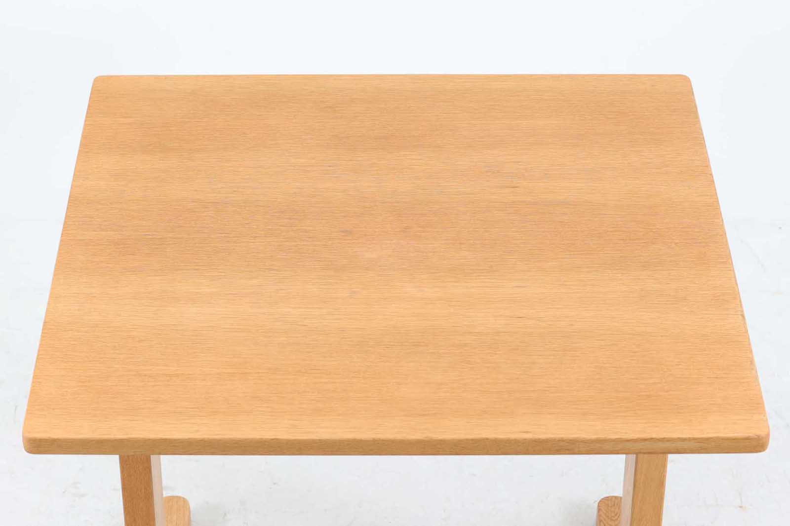 Borgemogensenデザインのシェーカースタイルのダイニングテーブルです。天板には良質なオーク突板材、脚にはオーク無垢材使用されておりシンプルなデザインながらも大変美しいテーブルに仕上がっています。