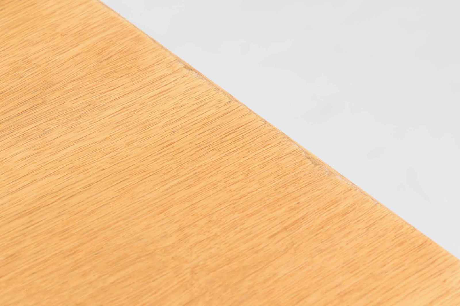 Borgemogensenデザインのシェーカースタイルのダイニングテーブルです。天板には良質なオーク突板材、脚にはオーク無垢材使用されておりシンプルなデザインながらも大変美しいテーブルに仕上がっています。