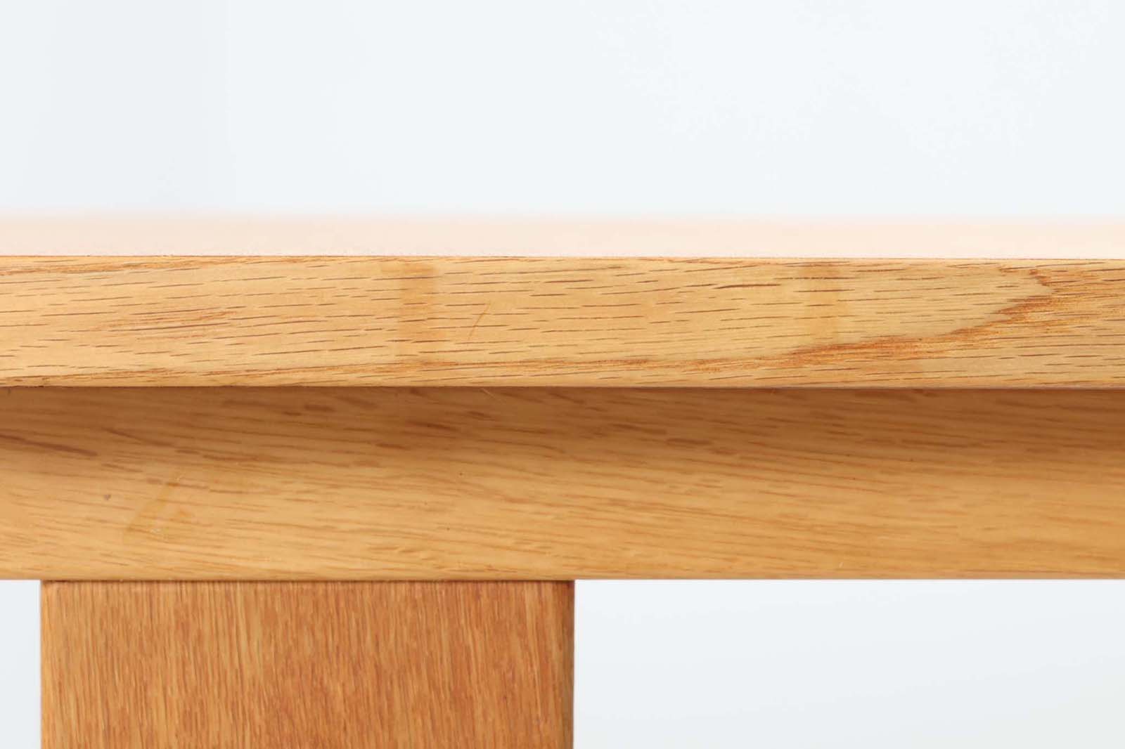 Borgemogensenデザインのシェーカースタイルのダイニングテーブルです。天板には良質なオーク突板材、脚にはオーク無垢材使用されておりシンプルなデザインながらも大変美しいテーブルに仕上がっています。