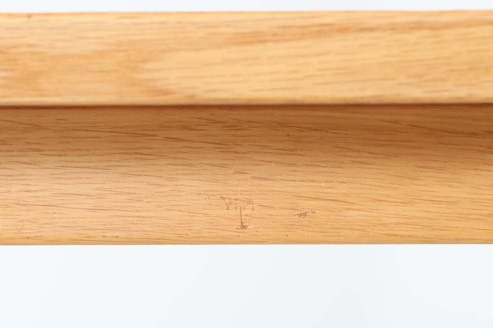 Borgemogensenデザインのシェーカースタイルのダイニングテーブルです。天板には良質なオーク突板材、脚にはオーク無垢材使用されておりシンプルなデザインながらも大変美しいテーブルに仕上がっています。