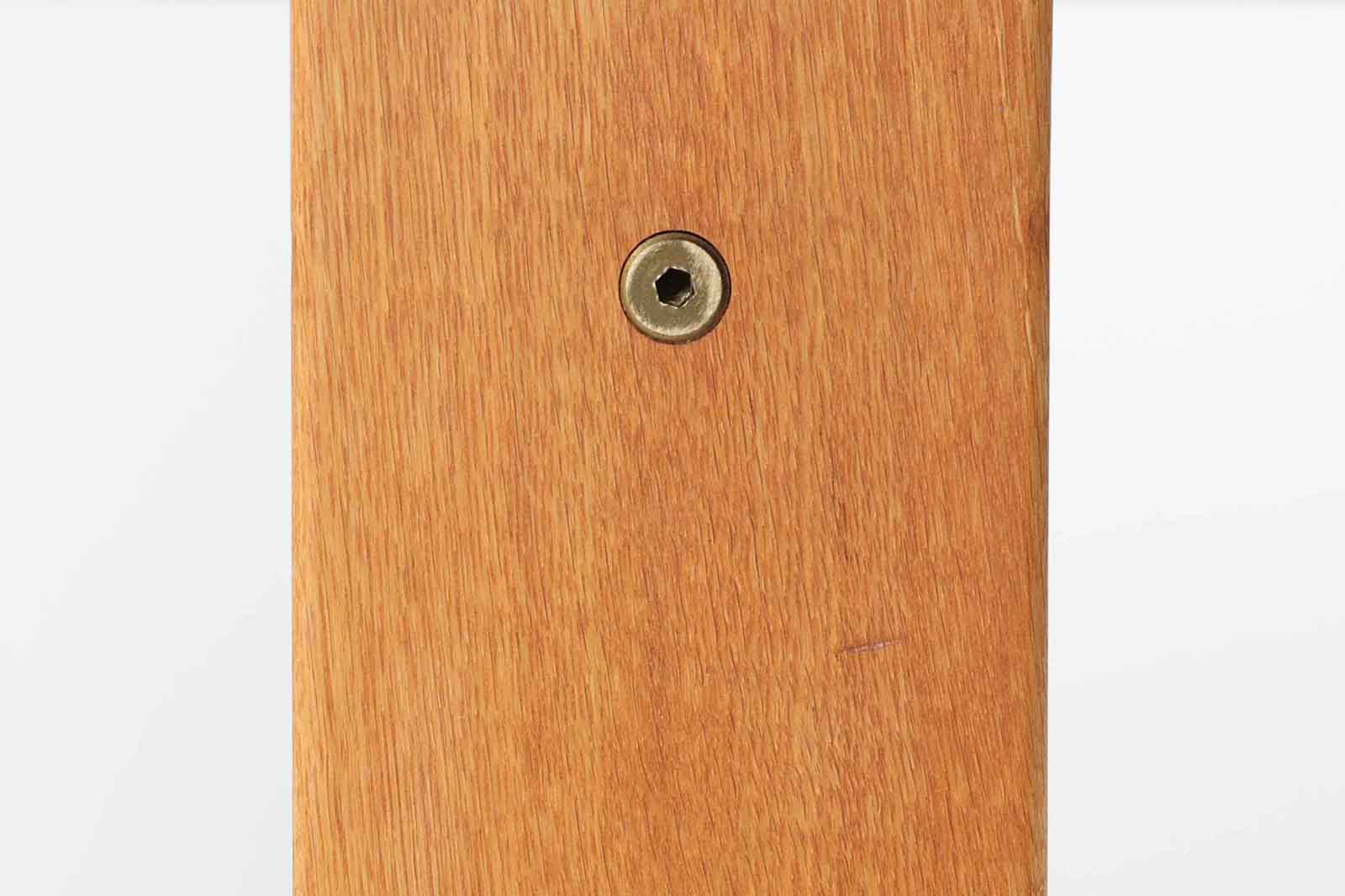 Borgemogensenデザインのシェーカースタイルのダイニングテーブルです。天板には良質なオーク突板材、脚にはオーク無垢材使用されておりシンプルなデザインながらも大変美しいテーブルに仕上がっています。