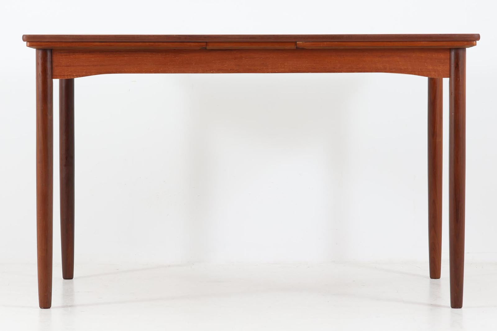 北欧より買い付けたエクステンションダイニングテーブルです。良質なチーク材の綺麗な木目が綺麗です。使用目的によって、さっと天板を広げる事が出来ますので、大変便利です。片方だけ拡張板を広げて使用可能です。