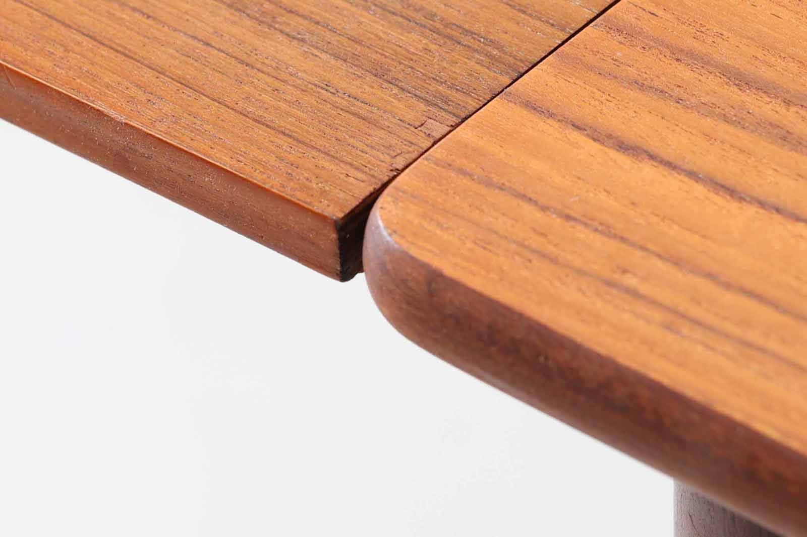 北欧より買い付けたエクステンションダイニングテーブルです。良質なチーク材の綺麗な木目が綺麗です。使用目的によって、さっと天板を広げる事が出来ますので、大変便利です。片方だけ拡張板を広げて使用可能です。