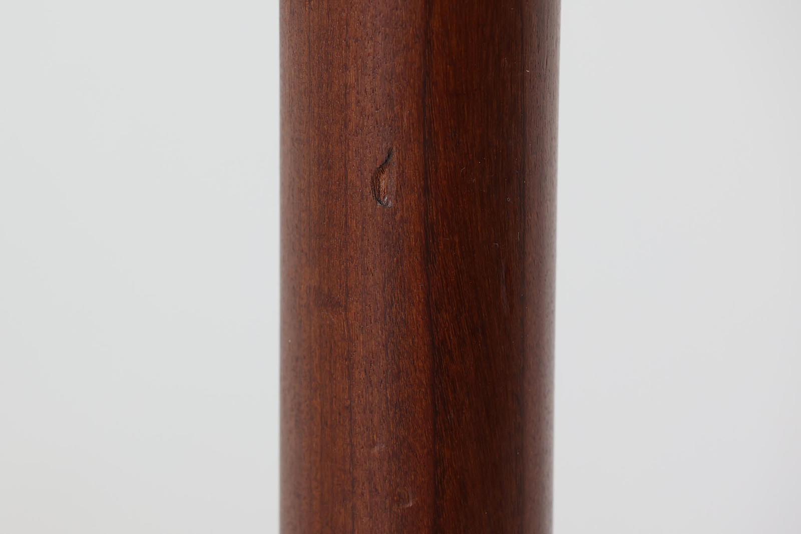 北欧より買い付けたエクステンションダイニングテーブルです。良質なチーク材の綺麗な木目が綺麗です。使用目的によって、さっと天板を広げる事が出来ますので、大変便利です。片方だけ拡張板を広げて使用可能です。