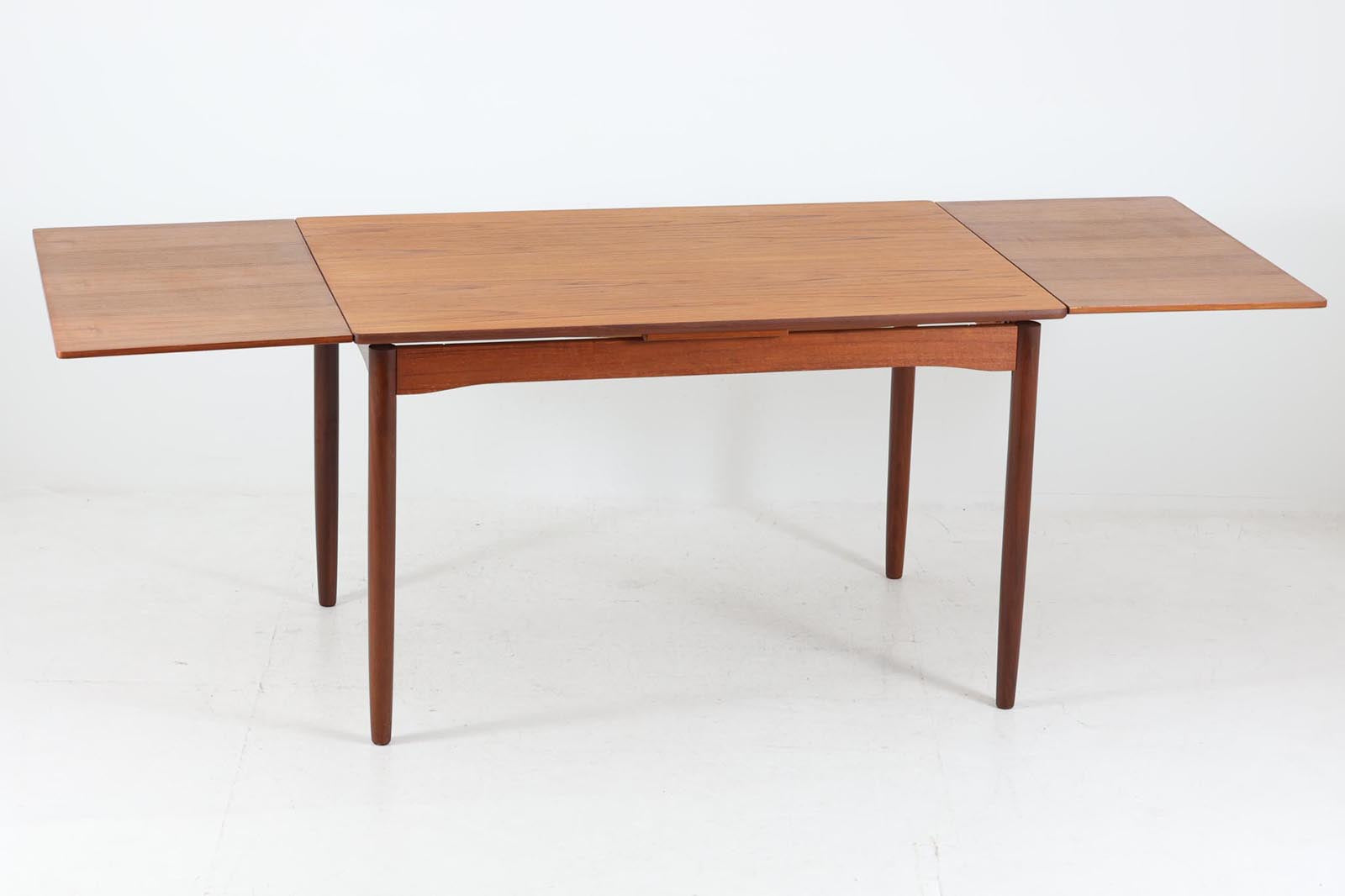 北欧より買い付けたエクステンションダイニングテーブルです。良質なチーク材の綺麗な木目が綺麗です。使用目的によって、さっと天板を広げる事が出来ますので、大変便利です。片方だけ拡張板を広げて使用可能です。