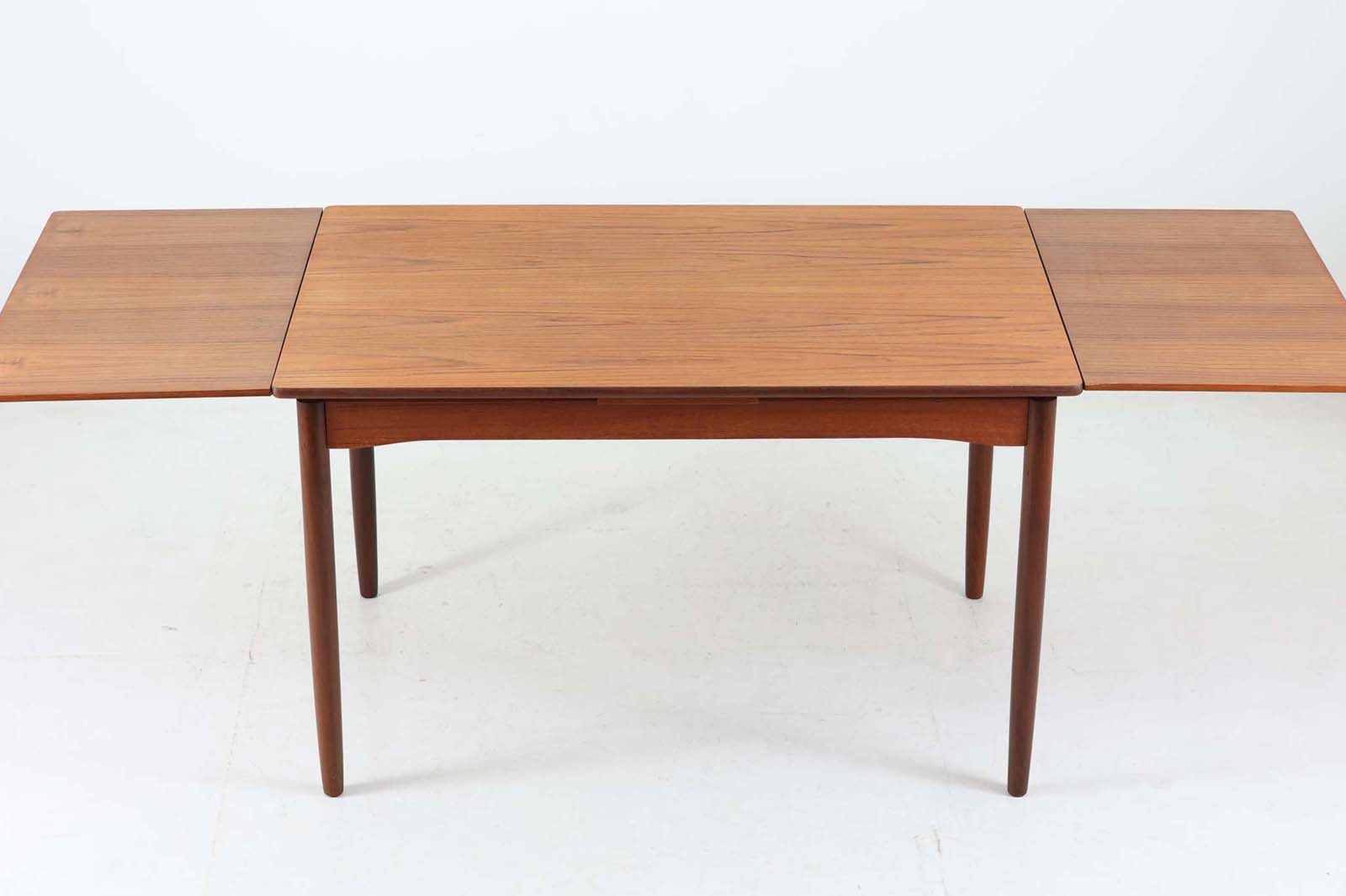 北欧より買い付けたエクステンションダイニングテーブルです。良質なチーク材の綺麗な木目が綺麗です。使用目的によって、さっと天板を広げる事が出来ますので、大変便利です。片方だけ拡張板を広げて使用可能です。