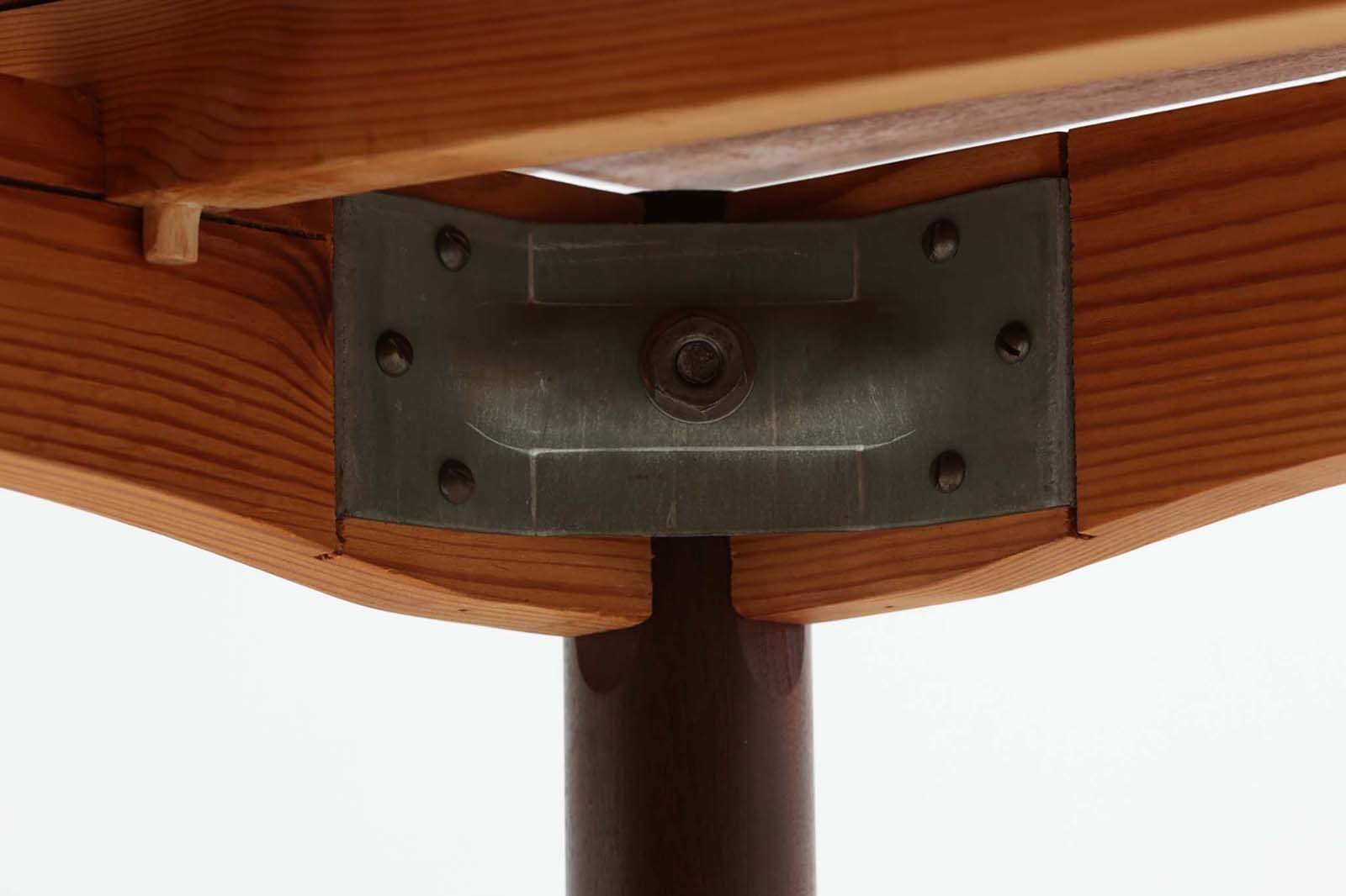 北欧より買い付けたエクステンションダイニングテーブルです。良質なチーク材の綺麗な木目が綺麗です。使用目的によって、さっと天板を広げる事が出来ますので、大変便利です。片方だけ拡張板を広げて使用可能です。