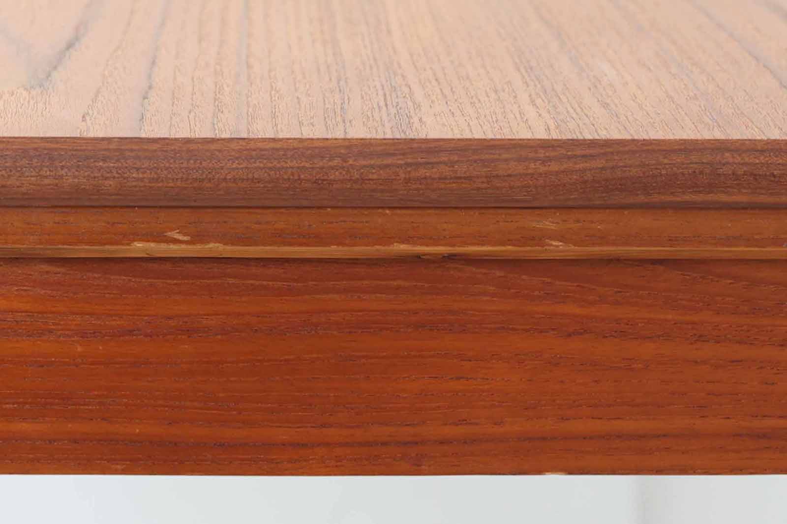 北欧より買い付けたエクステンションダイニングテーブルです。良質なチーク材の綺麗な木目が綺麗です。使用目的によって、さっと天板を広げる事が出来ますので、大変便利です。片方だけ拡張板を広げて使用可能です。