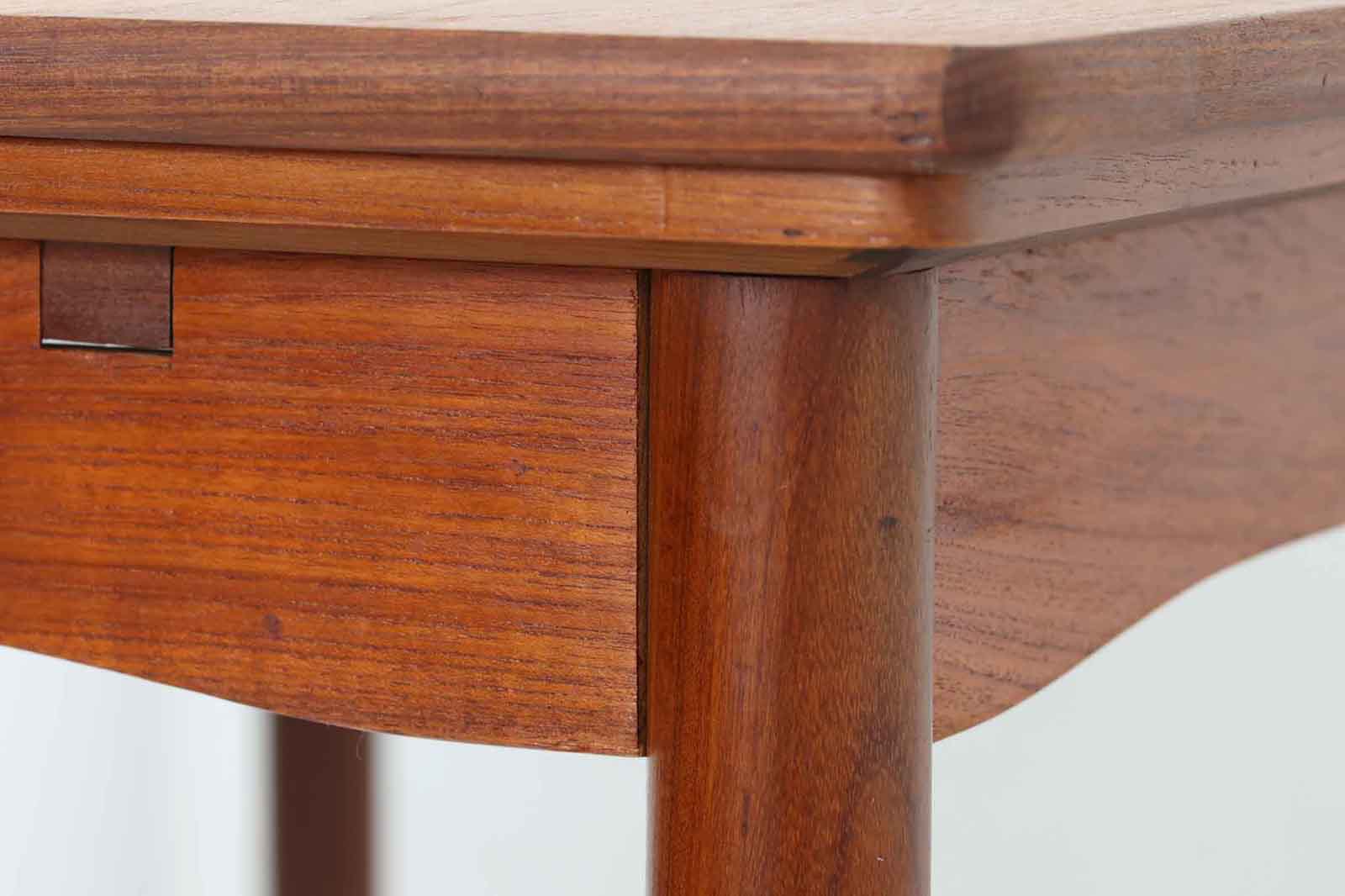 北欧より買い付けたエクステンションダイニングテーブルです。良質なチーク材の綺麗な木目が綺麗です。使用目的によって、さっと天板を広げる事が出来ますので、大変便利です。片方だけ拡張板を広げて使用可能です。