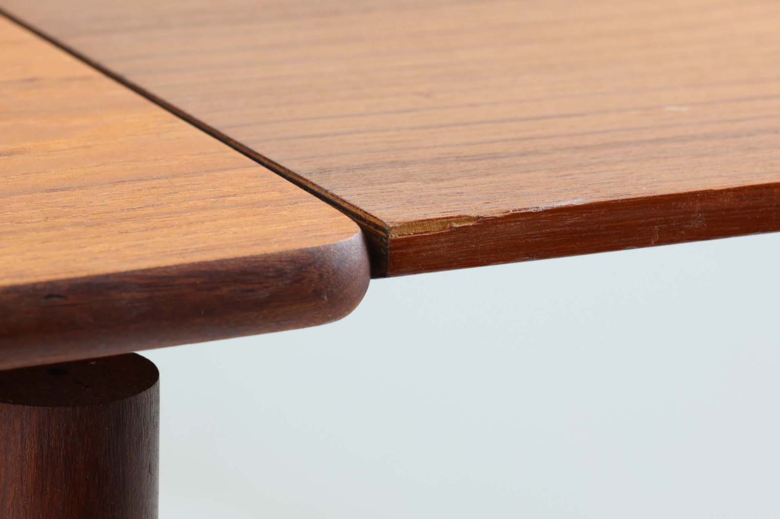 北欧より買い付けたエクステンションダイニングテーブルです。良質なチーク材の綺麗な木目が綺麗です。使用目的によって、さっと天板を広げる事が出来ますので、大変便利です。片方だけ拡張板を広げて使用可能です。