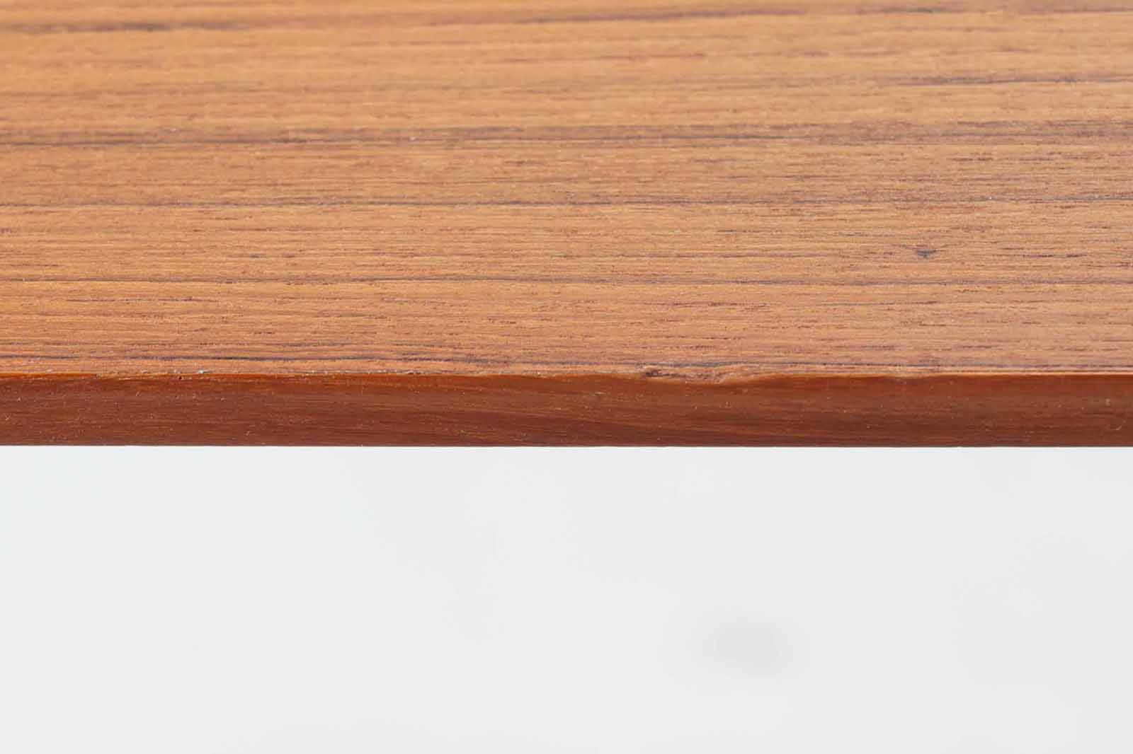 北欧より買い付けたエクステンションダイニングテーブルです。良質なチーク材の綺麗な木目が綺麗です。使用目的によって、さっと天板を広げる事が出来ますので、大変便利です。片方だけ拡張板を広げて使用可能です。