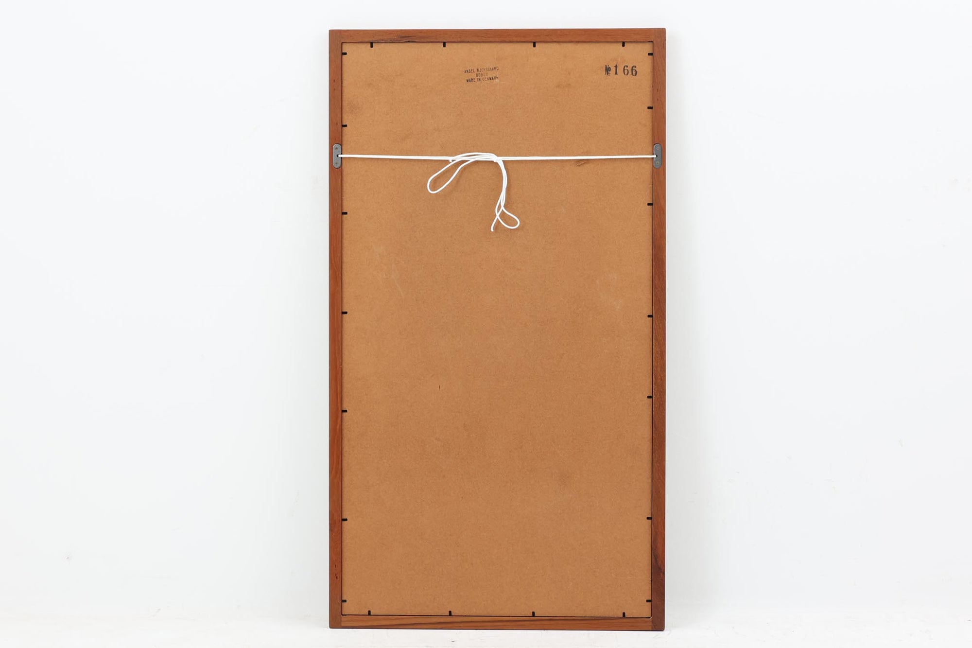 アクセル・キアスゴーによるデザインミラーです。フレームの接続部が特徴的なデザインです。良質なチーク材が使用されています。背面に壁掛け用の紐が御座いますので、壁に掛けてもご使用いただけます。