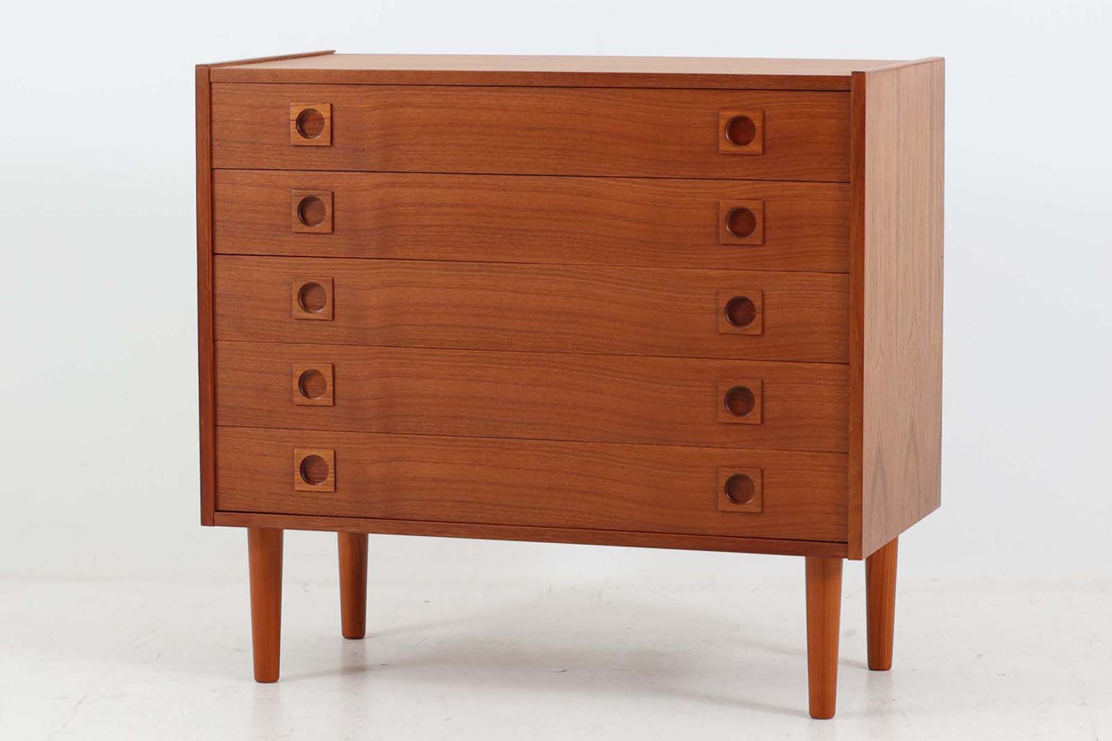 北欧より買い付けた5段チェストです。シンプルな取手が特徴的なデザインです。良質なチーク材が使用されており既製品には無い雰囲気がございます。