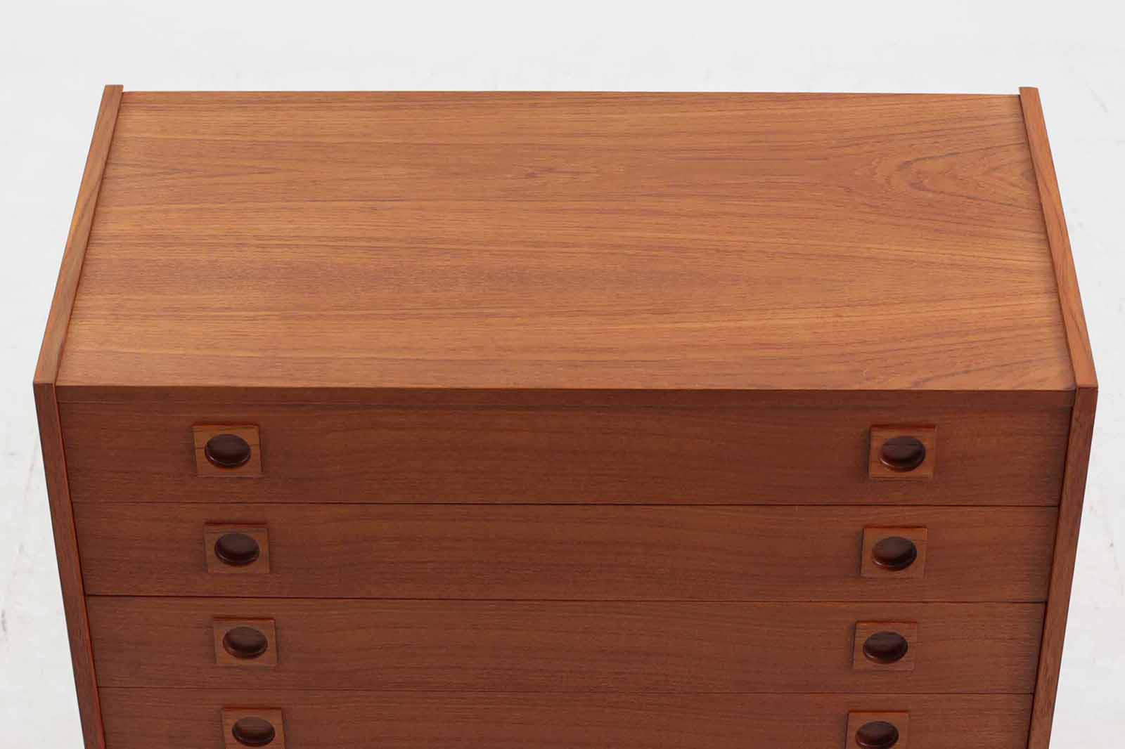 北欧より買い付けた5段チェストです。シンプルな取手が特徴的なデザインです。良質なチーク材が使用されており既製品には無い雰囲気がございます。