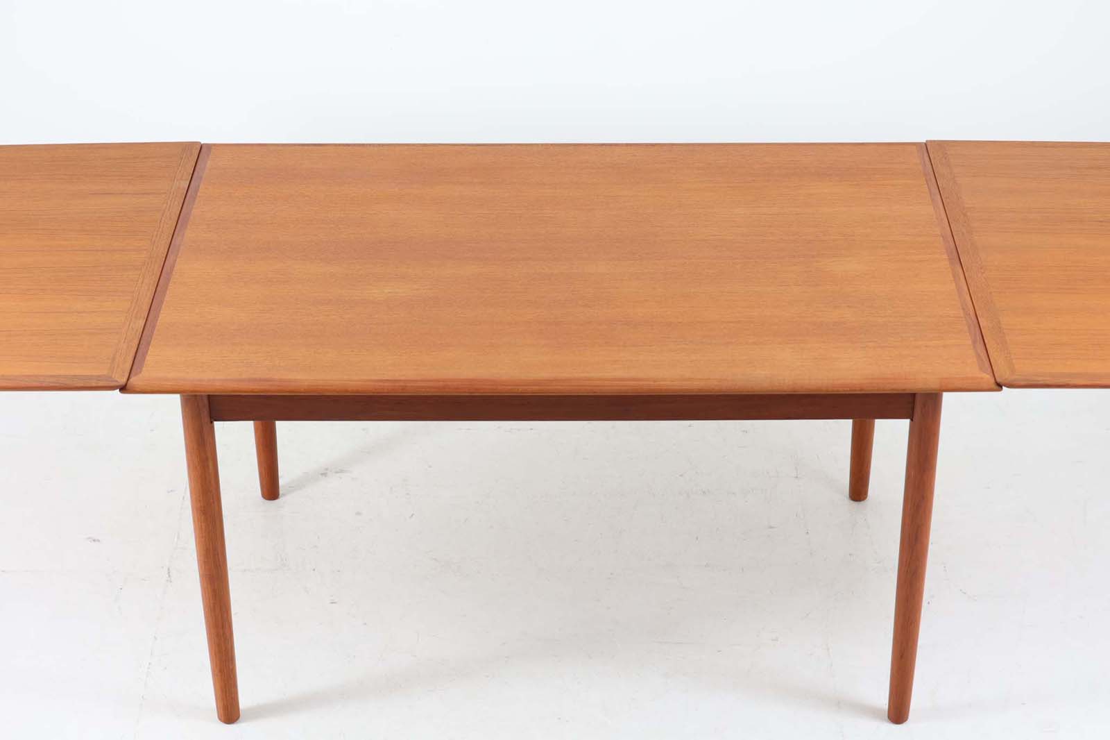 北欧より買い付けたエクステンションダイニングテーブルです。天板の縁は程よく削り出されており、拡張時に天板とフラットになる様、また収納時にも綺麗に見える様拡張板は調整されています。良質なチーク材の綺麗な木目が綺麗です。使用目的によって、さっと天板を広げる事が出来ますので、大変便利です。片方だけ拡張板を広げて使用可能です。クオリティーの高い商品です。