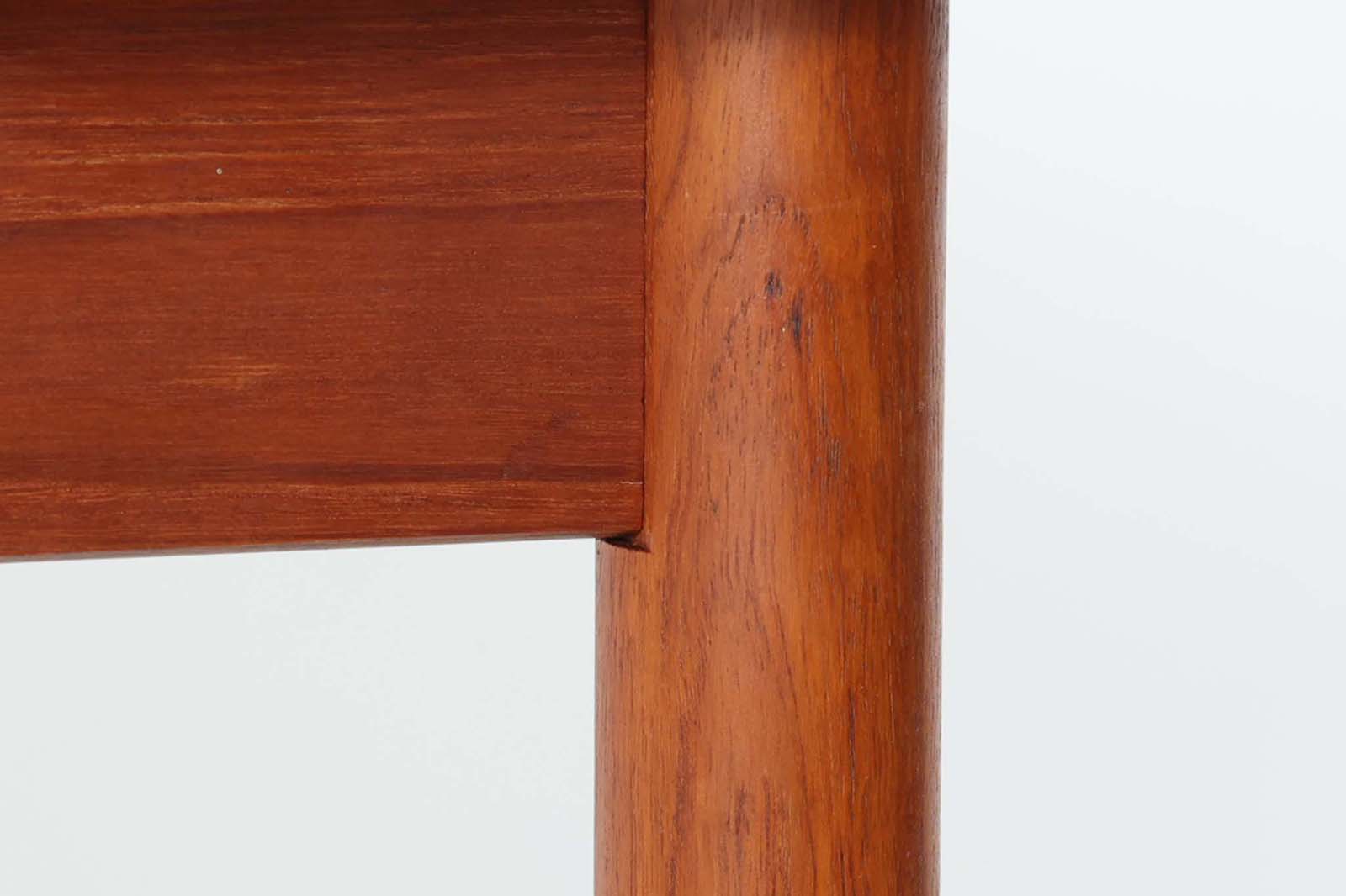 北欧より買い付けたエクステンションダイニングテーブルです。天板の縁は程よく削り出されており、拡張時に天板とフラットになる様、また収納時にも綺麗に見える様拡張板は調整されています。良質なチーク材の綺麗な木目が綺麗です。使用目的によって、さっと天板を広げる事が出来ますので、大変便利です。片方だけ拡張板を広げて使用可能です。クオリティーの高い商品です。