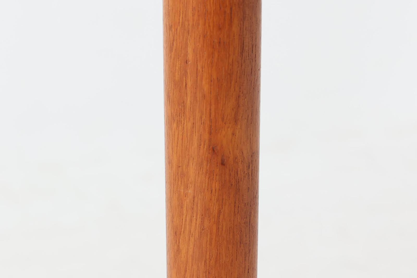 北欧より買い付けたエクステンションダイニングテーブルです。天板の縁は程よく削り出されており、拡張時に天板とフラットになる様、また収納時にも綺麗に見える様拡張板は調整されています。良質なチーク材の綺麗な木目が綺麗です。使用目的によって、さっと天板を広げる事が出来ますので、大変便利です。片方だけ拡張板を広げて使用可能です。クオリティーの高い商品です。