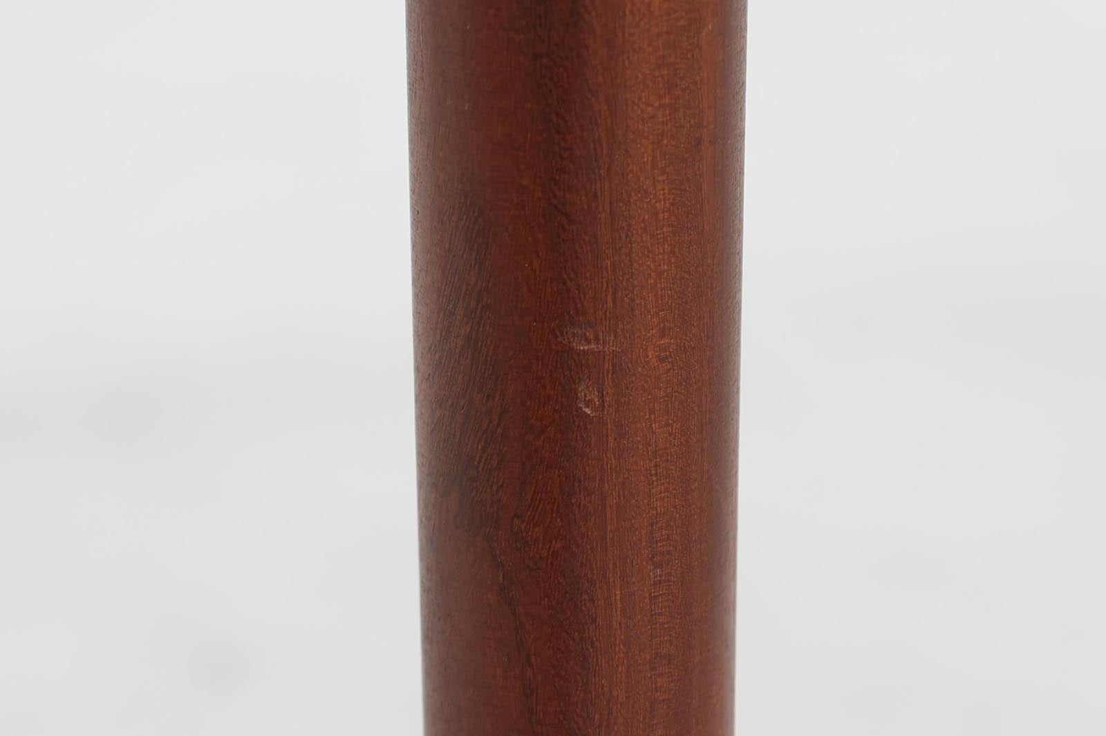 北欧より買い付けた希少な正方形の拡張式ダイニングテーブルです。チーク材の木肌が綺麗で、ダイニングを明るく演出してくれそうです。片方だけ拡張板を広げて使用可能です。