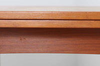 北欧より買い付けたエクステンションダイニングテーブルです。良質なチーク材の綺麗な木目が綺麗です。使用目的によって、さっと天板を広げる事が出来ますので、大変便利です。片方だけ拡張板を広げて使用可能です。