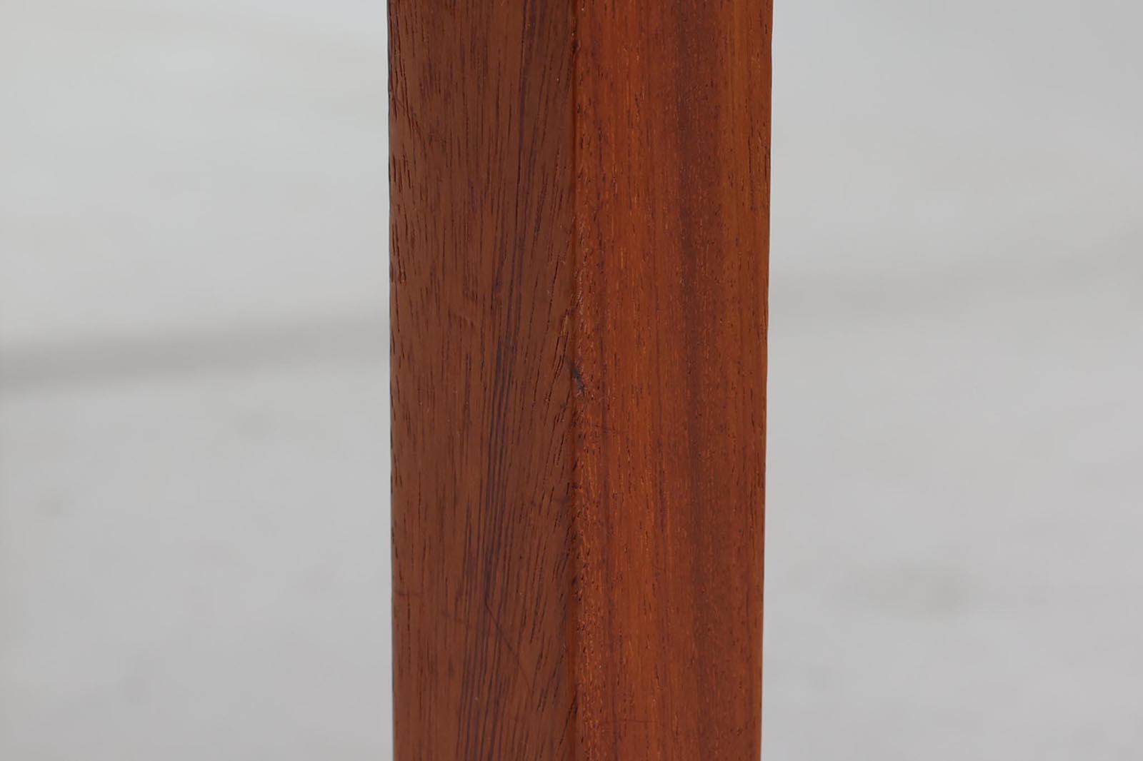 北欧より買い付けたエクステンションダイニングテーブルです。良質なチーク材の綺麗な木目が綺麗です。使用目的によって、さっと天板を広げる事が出来ますので、大変便利です。片方だけ拡張板を広げて使用可能です。