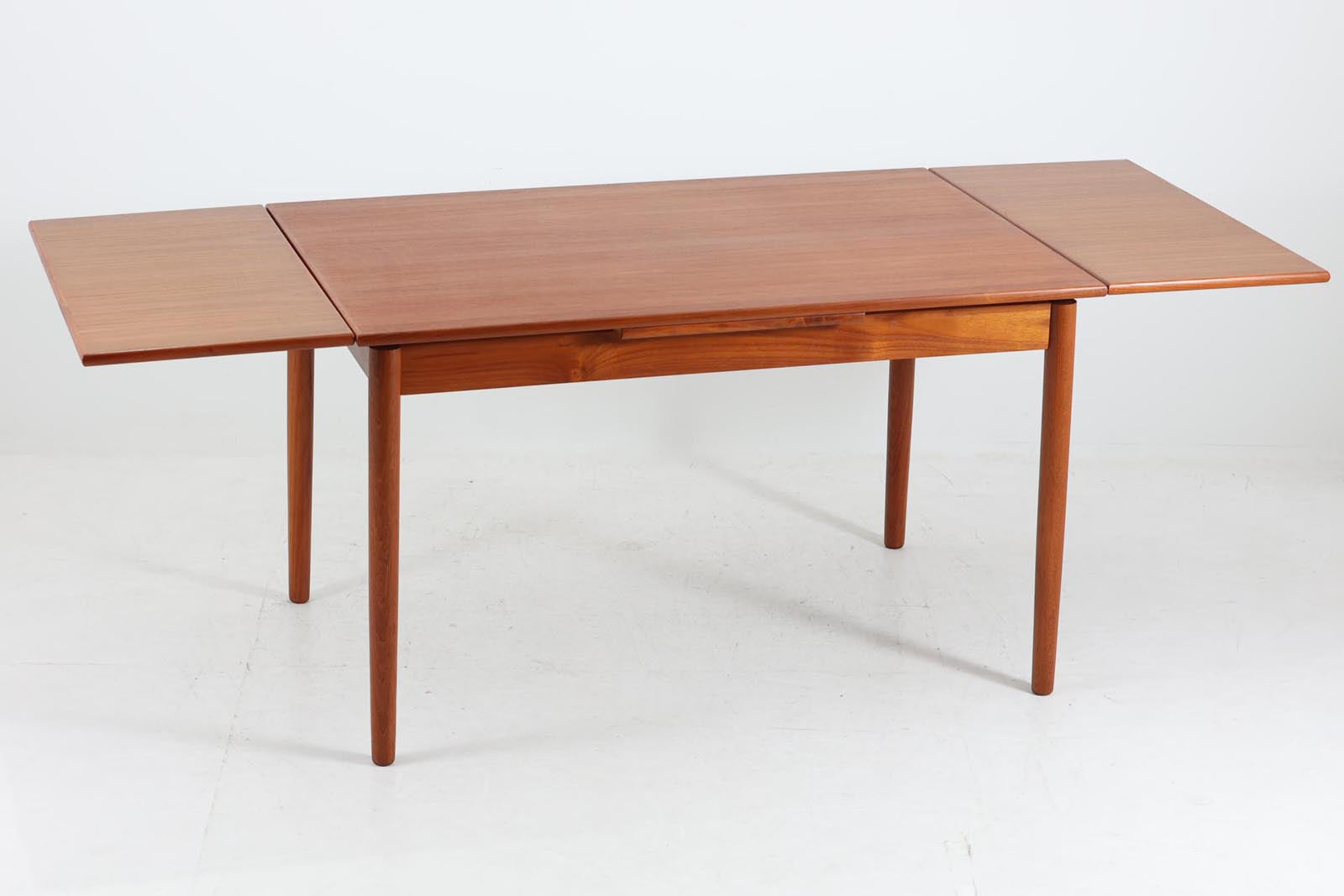 北欧より買い付けたエクステンションダイニングテーブルです。良質なチーク材の綺麗な木目が綺麗です。使用目的によって、さっと天板を広げる事が出来ますので、大変便利です。片方だけ拡張板を広げて使用可能です。