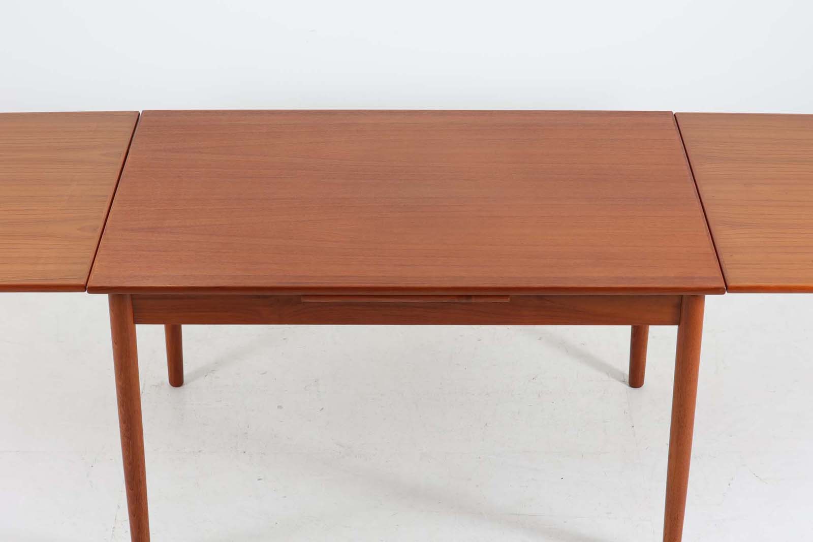 北欧より買い付けたエクステンションダイニングテーブルです。良質なチーク材の綺麗な木目が綺麗です。使用目的によって、さっと天板を広げる事が出来ますので、大変便利です。片方だけ拡張板を広げて使用可能です。