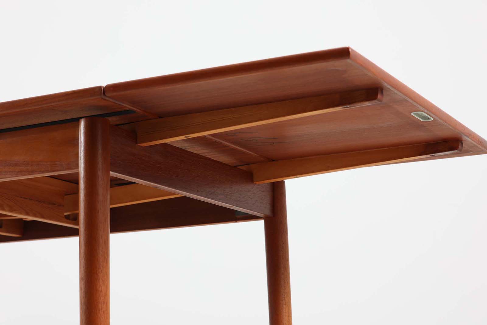 北欧より買い付けたエクステンションダイニングテーブルです。良質なチーク材の綺麗な木目が綺麗です。使用目的によって、さっと天板を広げる事が出来ますので、大変便利です。片方だけ拡張板を広げて使用可能です。