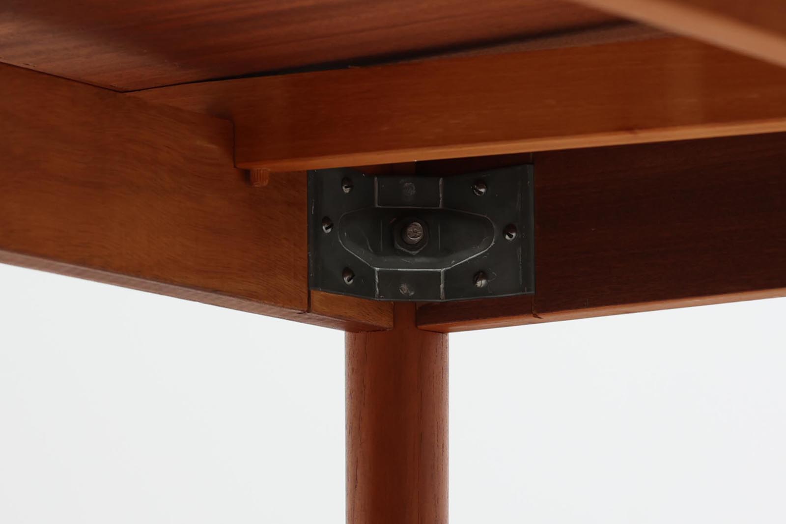 北欧より買い付けたエクステンションダイニングテーブルです。良質なチーク材の綺麗な木目が綺麗です。使用目的によって、さっと天板を広げる事が出来ますので、大変便利です。片方だけ拡張板を広げて使用可能です。