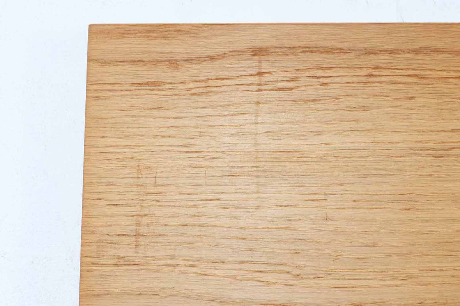 Hundevad&amp;amp;Co社製の造りが良いブックシェルフです。良質なオーク材が使用されています。大型で様々な本が収納可能です。PoulHundevadならではの棚板前面のスリットとタボが見えない設計により非常にすっきりとした印象に仕上がっています。