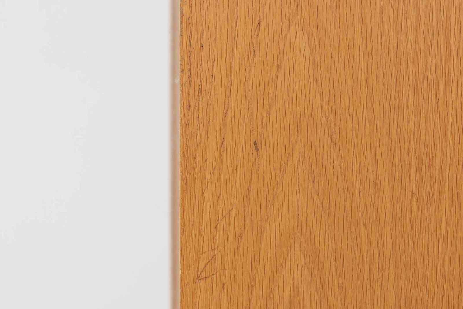 Hundevad&amp;amp;Co社製の造りが良いブックシェルフです。良質なオーク材が使用されています。大型で様々な本が収納可能です。PoulHundevadならではの棚板前面のスリットとタボが見えない設計により非常にすっきりとした印象に仕上がっています。