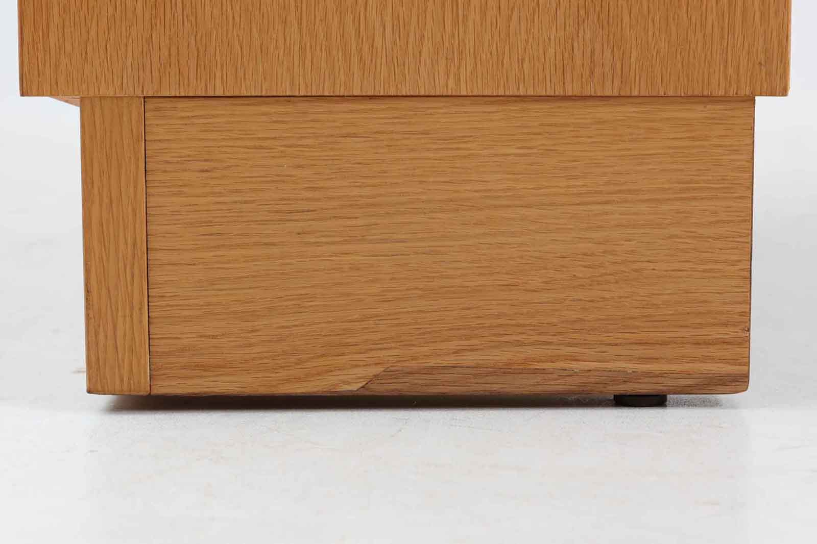 Hundevad&amp;amp;Co社製の造りが良いブックシェルフです。良質なオーク材が使用されています。大型で様々な本が収納可能です。PoulHundevadならではの棚板前面のスリットとタボが見えない設計により非常にすっきりとした印象に仕上がっています。