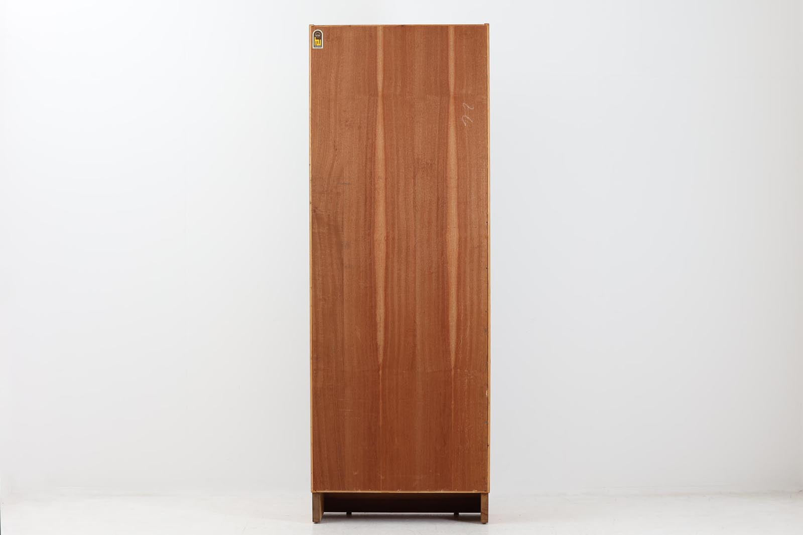 Hundevad&amp;amp;Co社製の造りが良いブックシェルフです。良質なオーク材が使用されています。大型で様々な本が収納可能です。PoulHundevadならではの棚板前面のスリットとタボが見えない設計により非常にすっきりとした印象に仕上がっています。