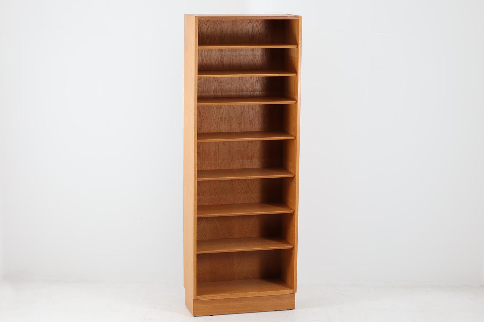 Hundevad&amp;amp;Co社製の造りが良いブックシェルフです。良質なオーク材が使用されています。大型で様々な本が収納可能です。PoulHundevadならではの棚板前面のスリットとタボが見えない設計により非常にすっきりとした印象に仕上がっています。