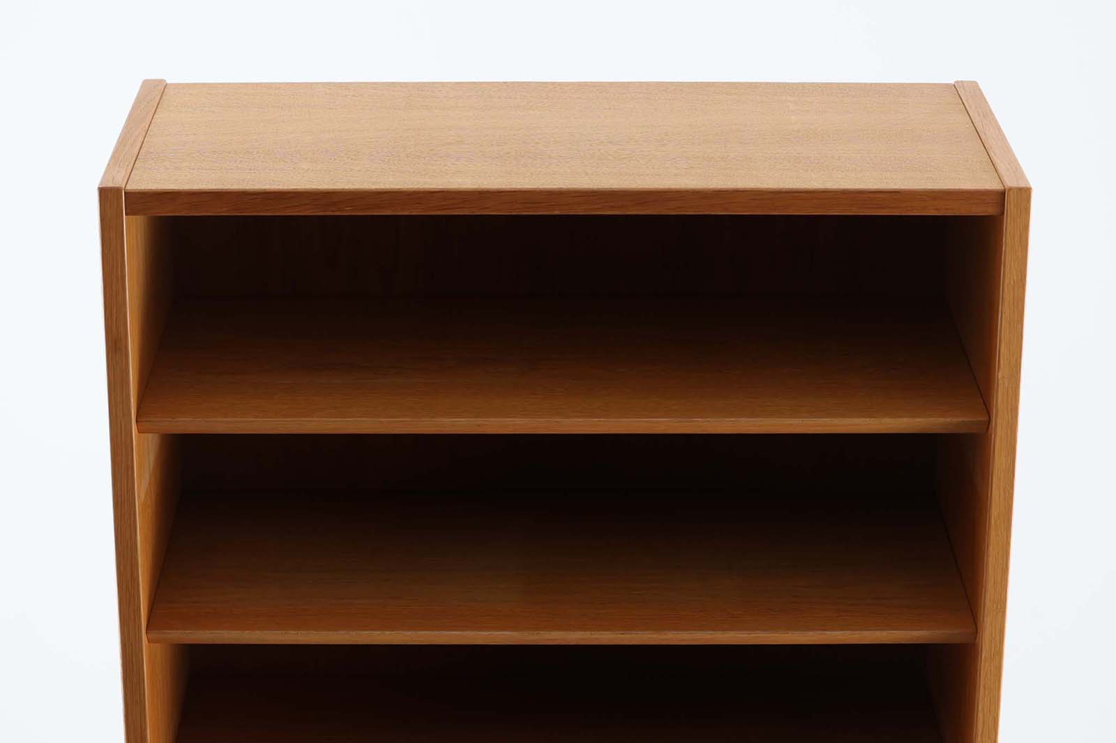 Hundevad&amp;amp;Co社製の造りが良いブックシェルフです。良質なオーク材が使用されています。大型で様々な本が収納可能です。PoulHundevadならではの棚板前面のスリットとタボが見えない設計により非常にすっきりとした印象に仕上がっています。