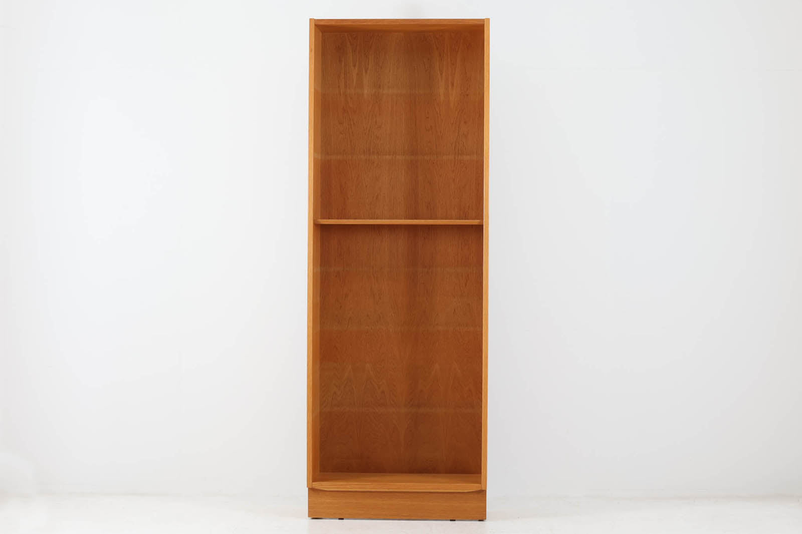 Hundevad&amp;amp;Co社製の造りが良いブックシェルフです。良質なオーク材が使用されています。大型で様々な本が収納可能です。PoulHundevadならではの棚板前面のスリットとタボが見えない設計により非常にすっきりとした印象に仕上がっています。