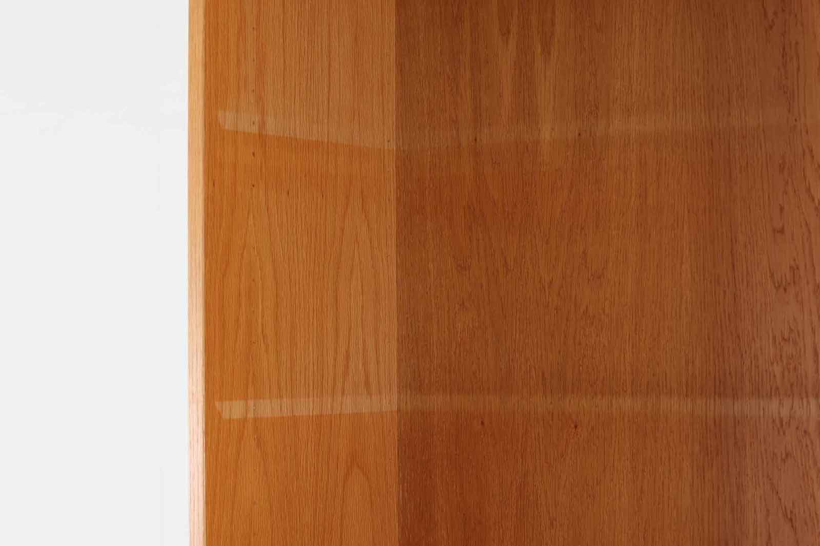 Hundevad&amp;amp;Co社製の造りが良いブックシェルフです。良質なオーク材が使用されています。大型で様々な本が収納可能です。PoulHundevadならではの棚板前面のスリットとタボが見えない設計により非常にすっきりとした印象に仕上がっています。